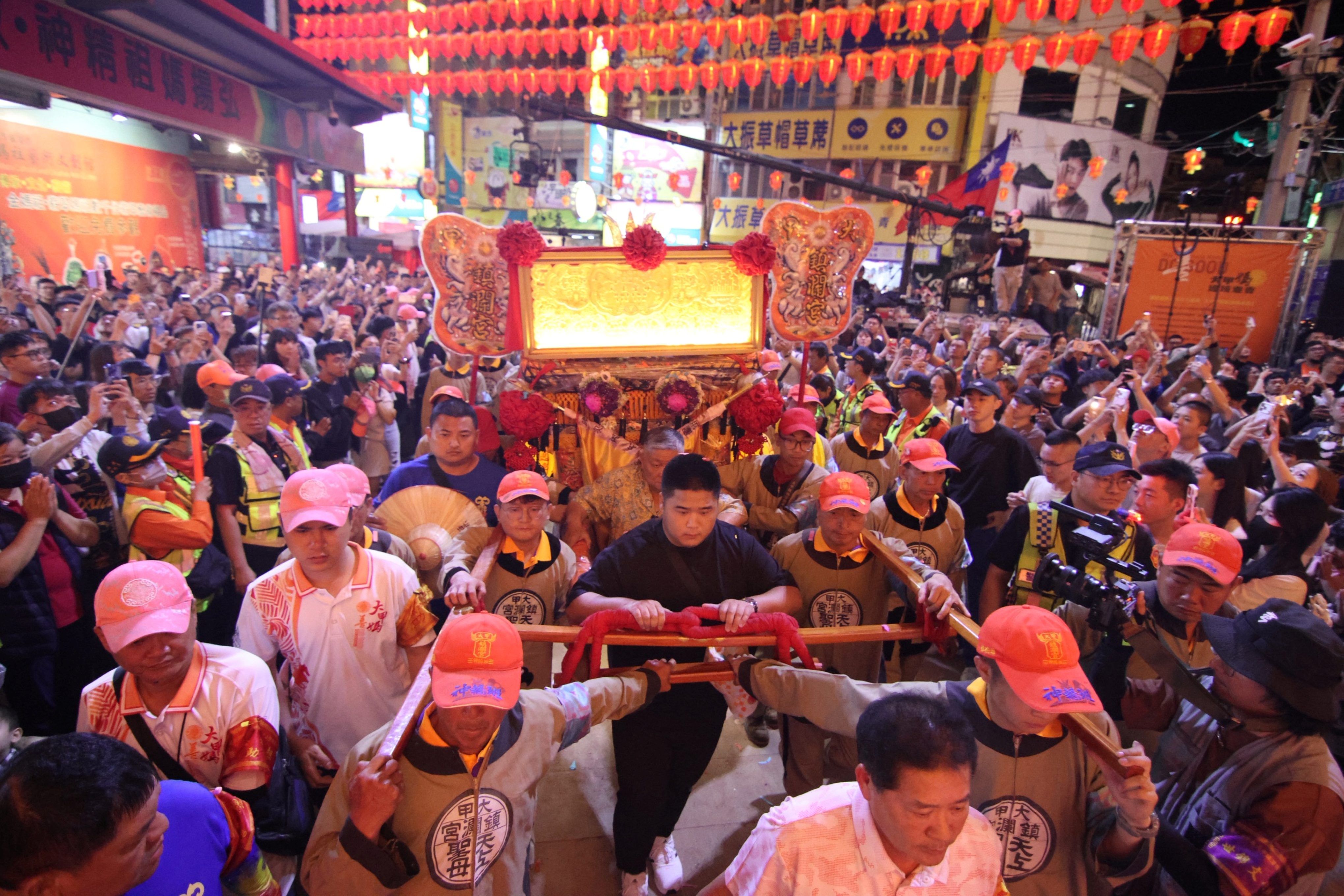 鎮瀾宮廟前廣場人山人海-大批信眾翹首恭迎大甲媽回鑾