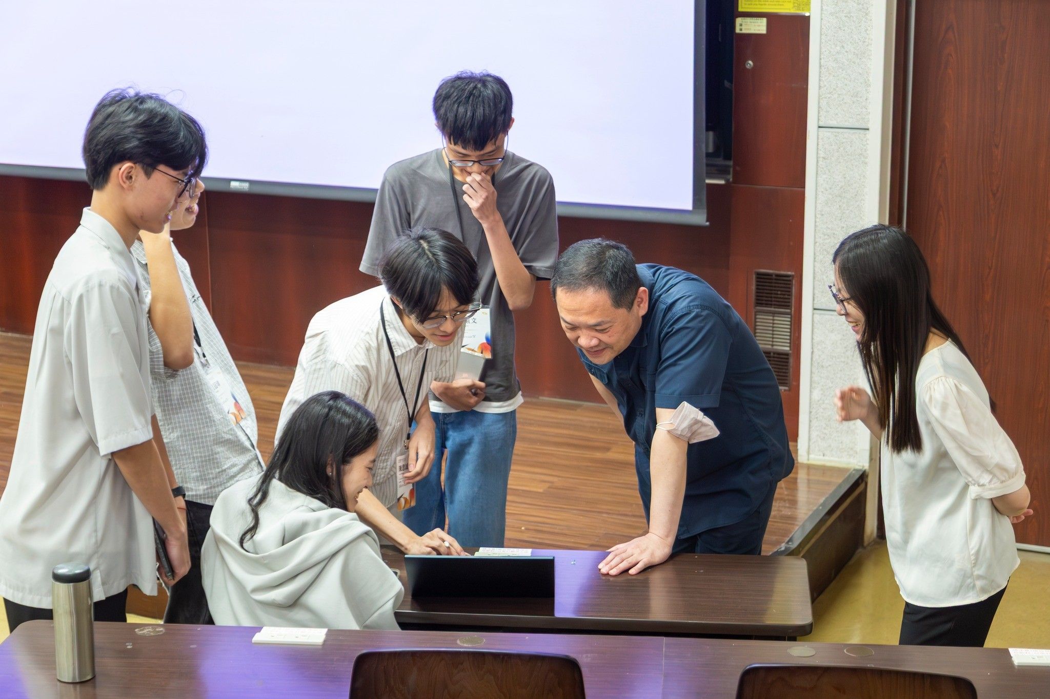 臺北市政府青年局組 Workshop 梁主秘和同學互動實況。圖／ATCC提供