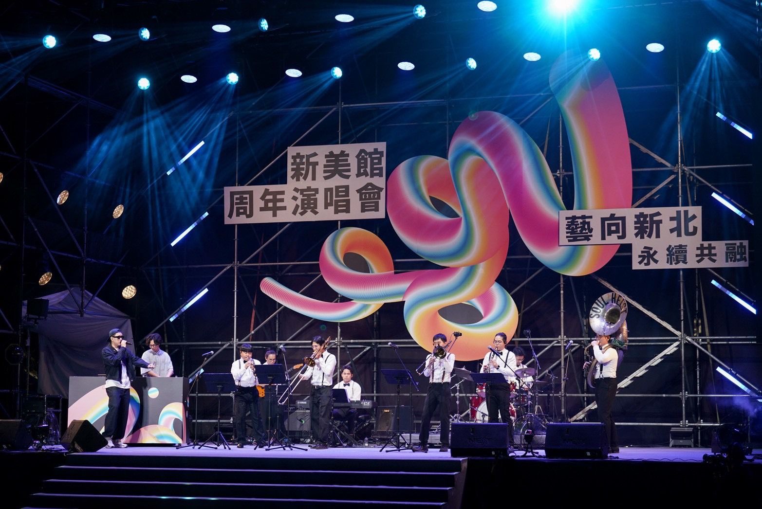 Gummy B攜手盜魂爵士樂團跨界共演，融合嘻哈與爵士元素，展現多元音樂風格。(圖/新北市文化局)