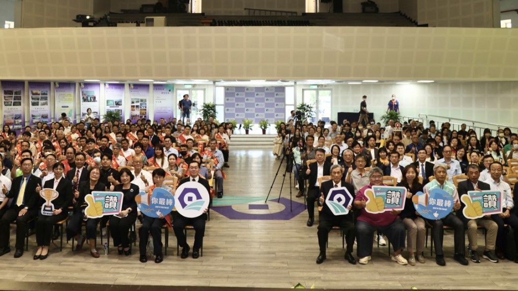 園管局115年五一勞動節表揚大會氣氛熱絡，現場全體合影。（圖/經濟部園管局提供）