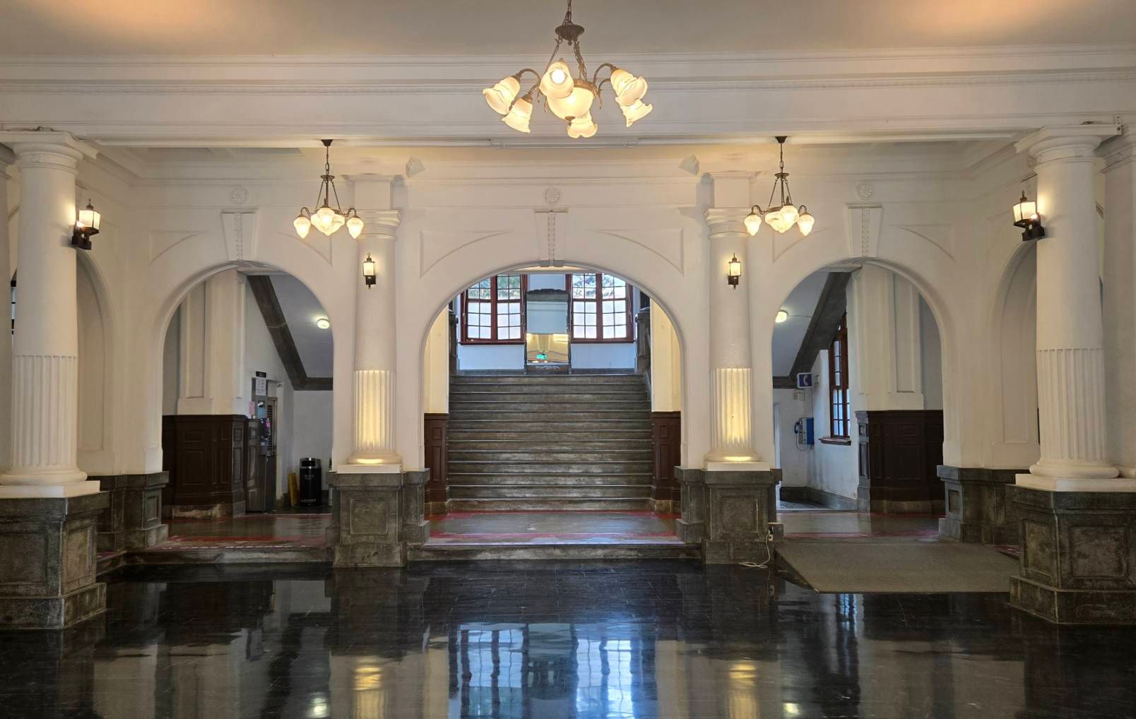 「新竹市政府府內大樓門禁管理要點」明確區分「公共開放區」與「行政辦公區」，圖為市府大廳屬公共開放場域。（圖／方詠騰攝）