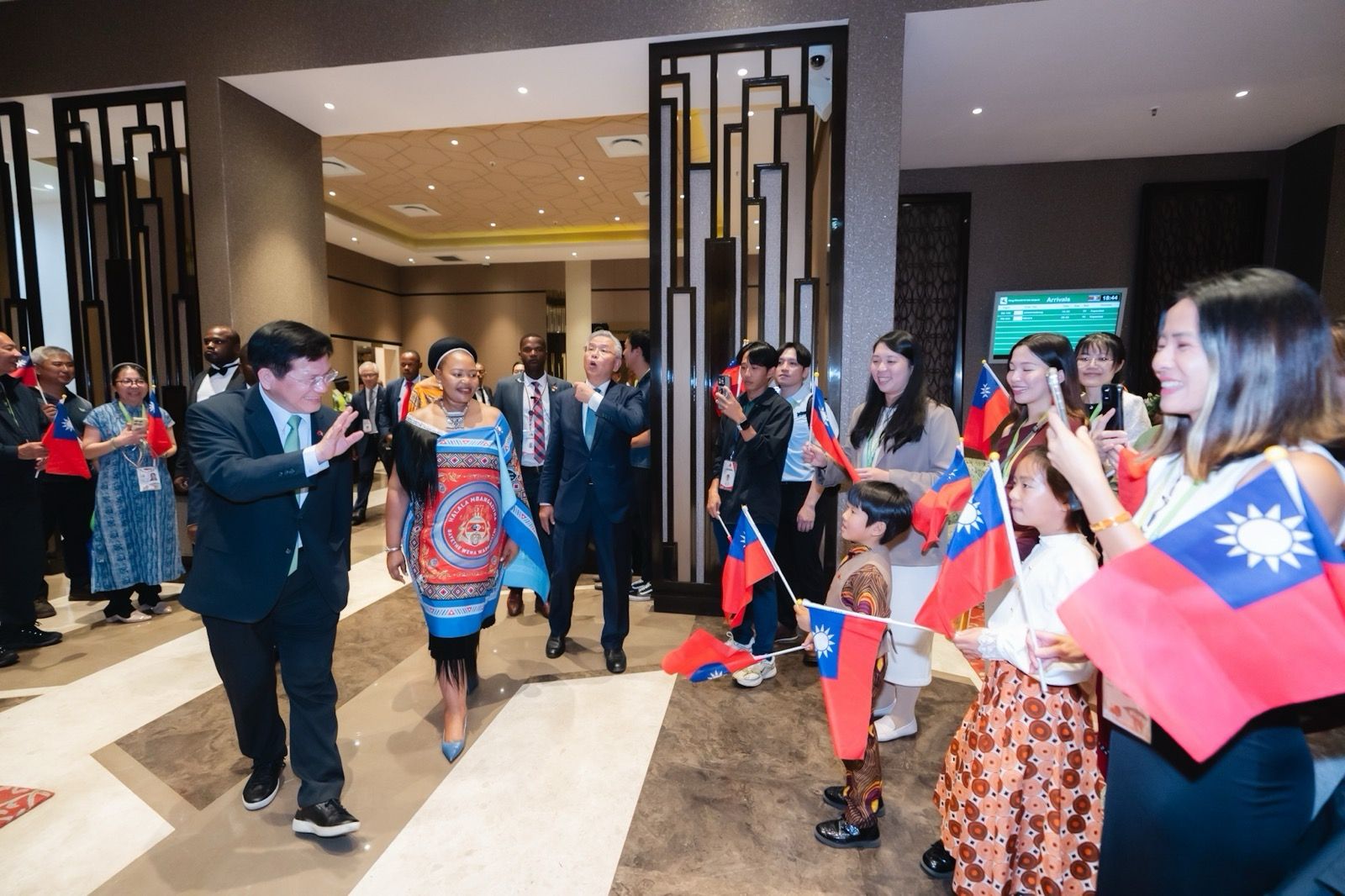 20260426-總統賴清德出訪告吹後，被指派為總統特使的外交部長林佳龍，於史瓦帝尼當地時間26日晚間搭乘包機返程，史國外交部長戴柏莉及僑胞歡送。（外交部提供）