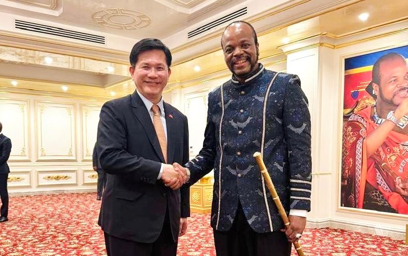 20260425-總統賴清德出訪告吹，外交部長林佳龍（左）25日凌晨抵達史瓦帝尼，並出席史國國王恩史瓦帝三世（右）主持的相關慶典。（取自林佳龍臉書）