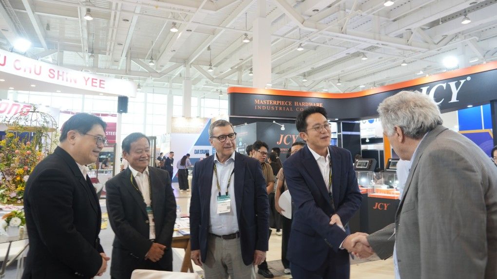 經發局長廖泰翔（右二）與路竹新益義大利客戶寒暄推薦高雄扣件，具備智慧製造與淨零碳排雙軸轉型精品實力。（圖/高雄市經發局提供）