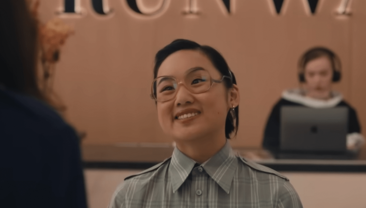 《穿著Prada的惡魔2》預告片中出現的一位亞裔助手「Jin Chao」，因戴著大框眼鏡、不擅社交的書呆子形象被批評為加深對亞裔的刻板印象。（圖／取自imdb）