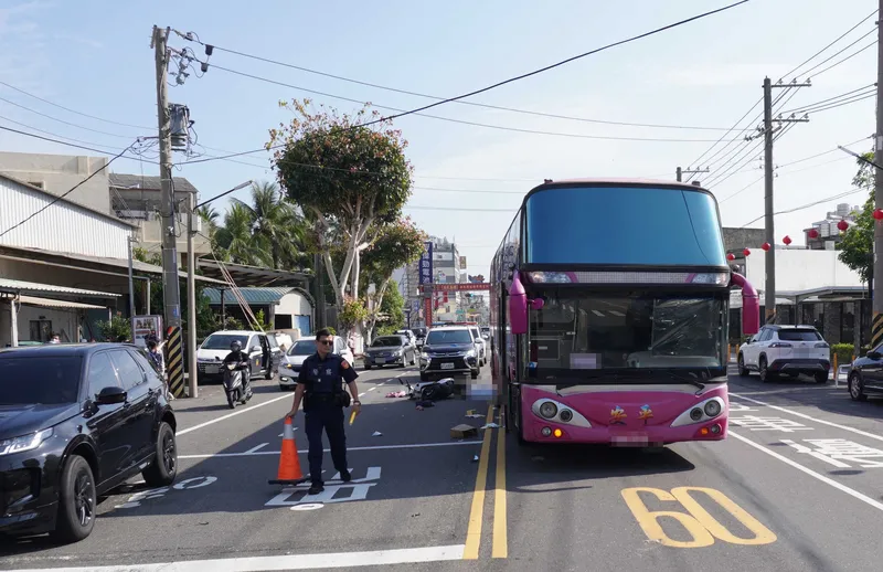 休假騎車疑遭追撞又被遊覽車輾壓　台南女警殞命 台南市警局第四分局鄭姓女警28日休假，上午騎車途經安南區時，疑遭後方機車追撞，再和遊覽車擦撞倒地被輾壓，當場死亡。（台南市警察局提供）中央社記者張榮祥台南傳真115年4月28日