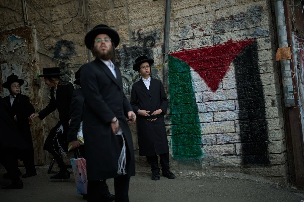 一群正統派猶太人上街表達抗議。（美聯社）