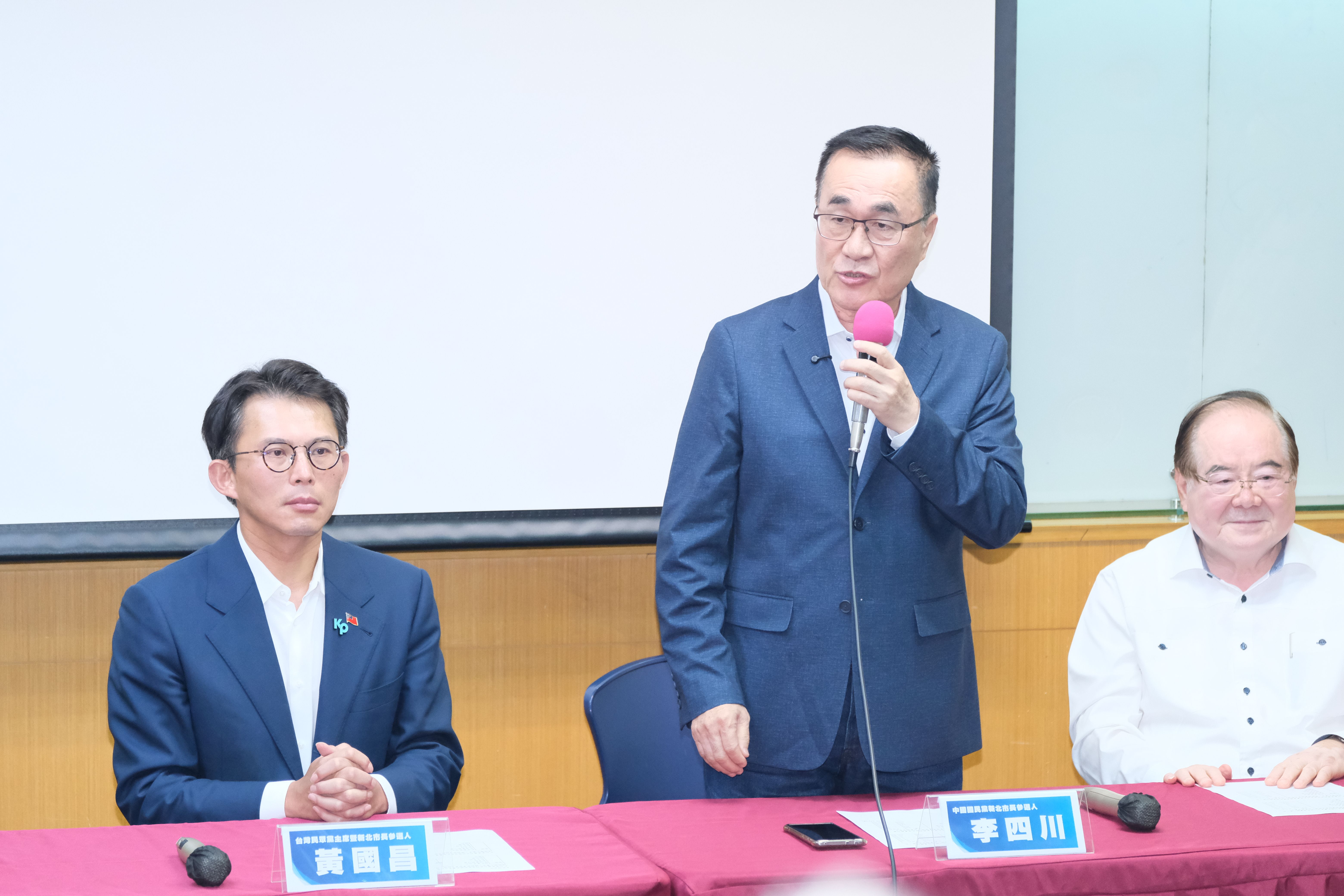 20260428-國民黨、民眾黨28日舉辦新北市長初選民調結果記者會，由國民黨新北市長參選人李四川勝出，民眾黨新北市長參選人黃國昌落敗。（劉偉宏攝）