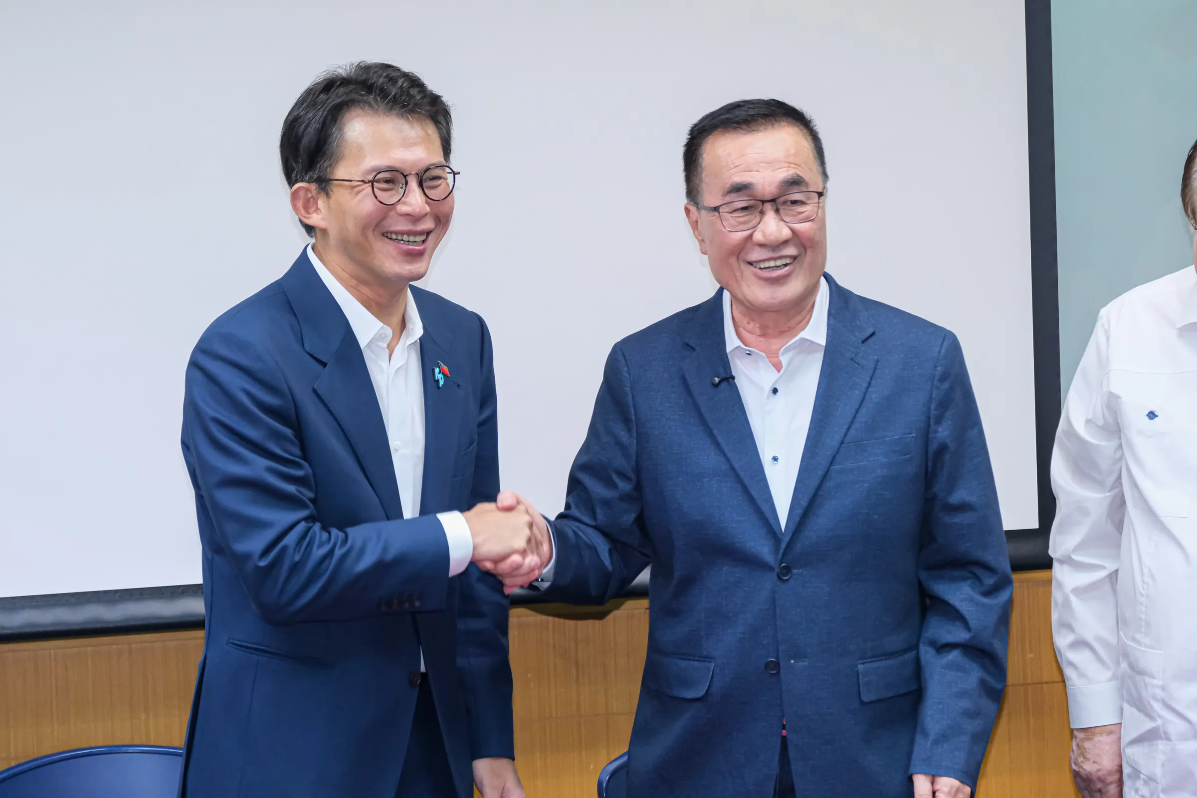 20260428-藍白聯合治理新北市長民調結果發佈記者會28日於台大校友會館舉行，圖為國民黨新北市長參選人李四川（右）、民眾黨新北市長參選人黃國昌（左）。（劉偉宏攝）