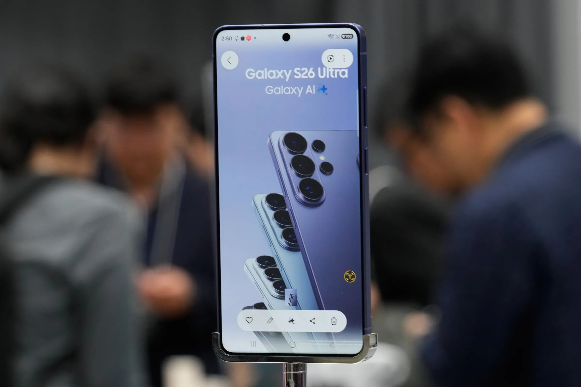 2026年4月22日，韓國首爾舉行的世界IT展，三星電子展示Galaxy S26 Ultra智慧型手機。（美聯社）