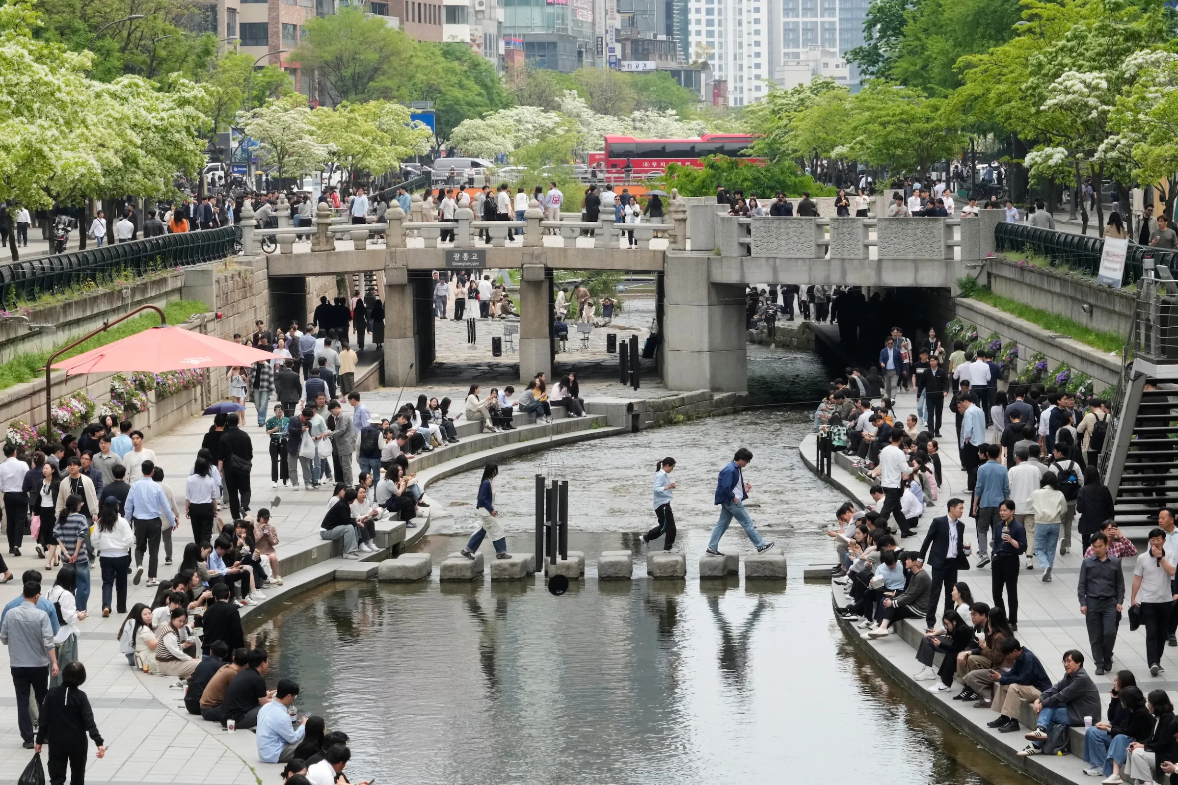 2026年4月27日，韓國首爾清溪川。（美聯社）