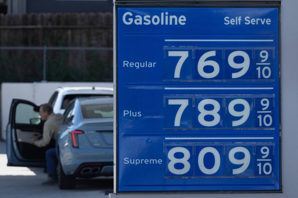 美國加州一座加油站的即時油價表。（美聯社）