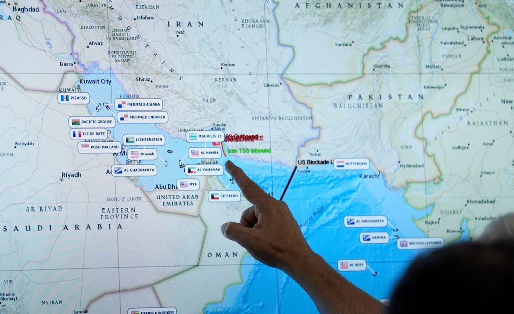 監控系統顯示荷莫茲海峽即時的船運狀況。（美聯社）