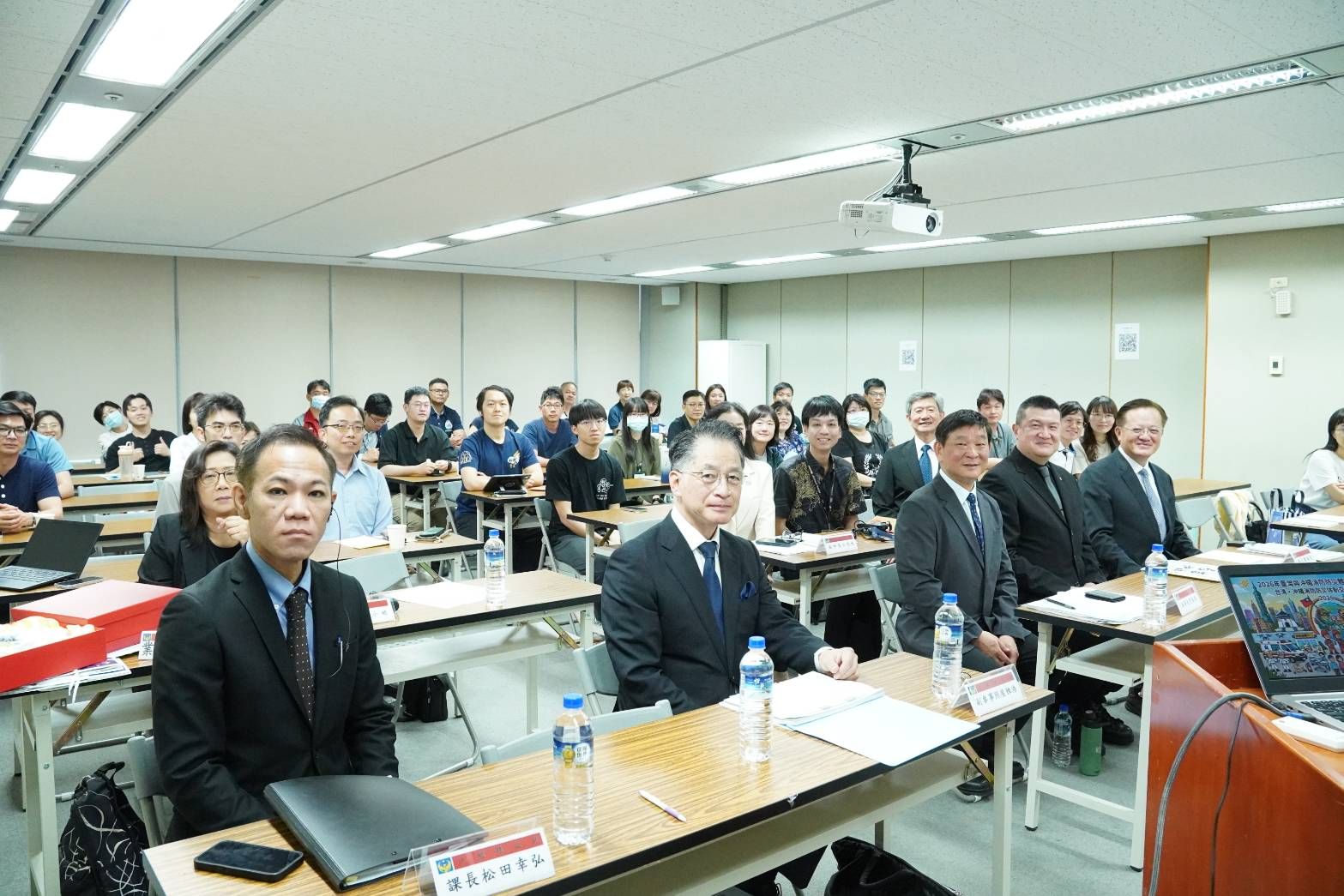 20260428-內政部28日舉辦2026年台灣與沖繩消防防災體制暨離島醫療後送經驗交流研討會，邀集日本沖繩縣方面多名代表，及台灣中央及地方相關代表與會。（內政部提供）