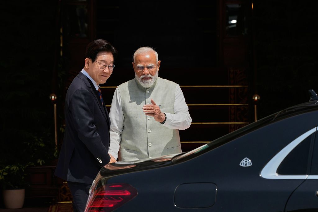 南韓總統李在明（左）訪問印度，總理莫迪不只親自迎接、還出動邁巴赫豪車接待。（美聯社）