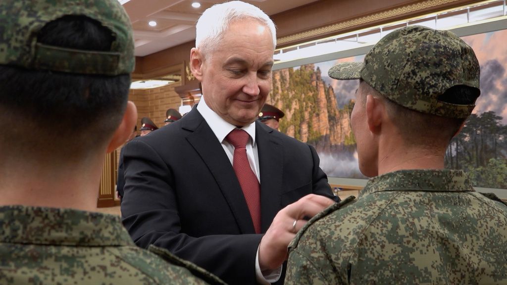 俄羅斯國防部長貝洛索夫（Andrey Belousov）贈與赴烏克蘭戰場助力的北韓士兵勳章。（美聯社）