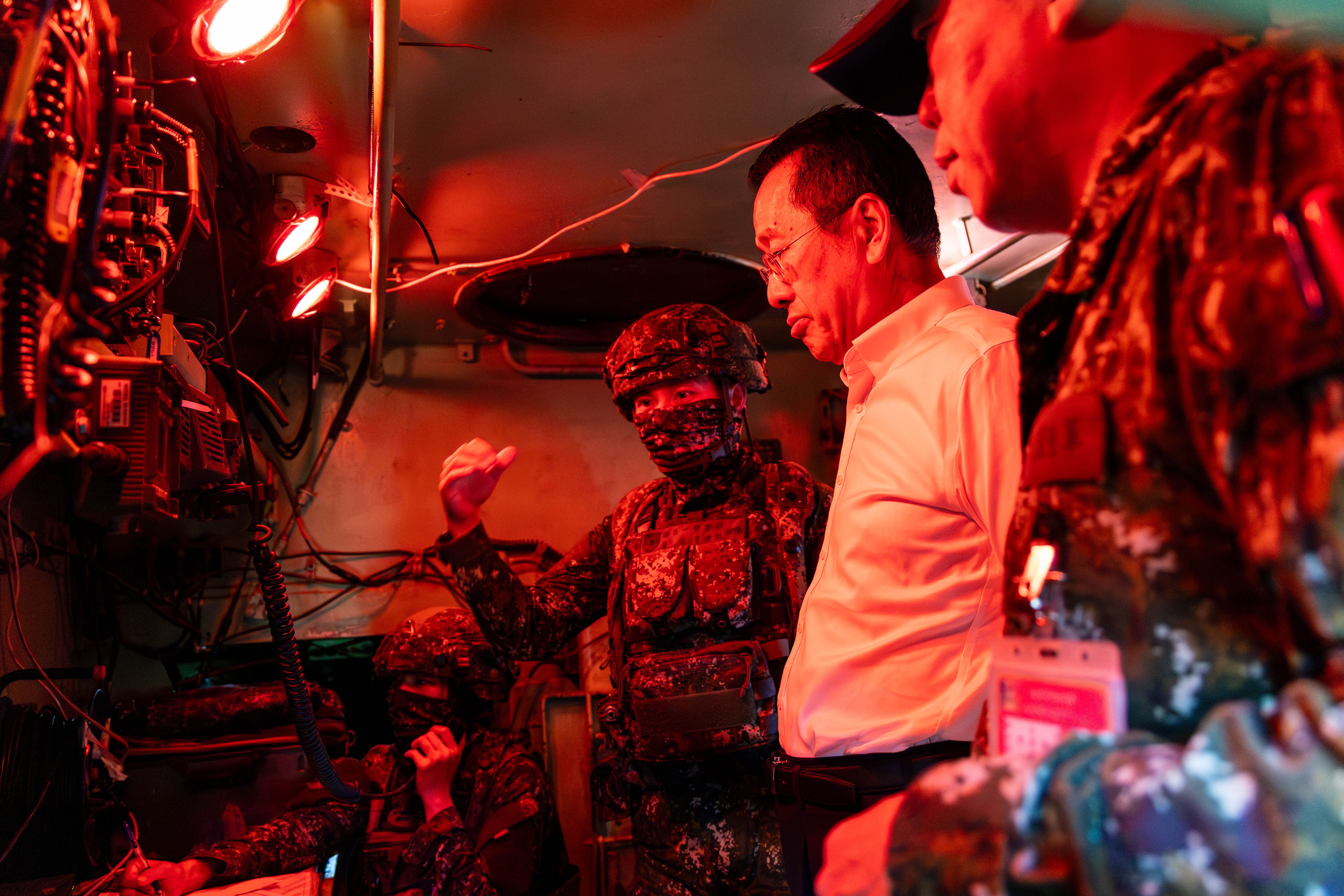 20260428-國防部長顧立雄28日前往陸軍部隊訓練北區聯合測考中心，視導進訓部隊聯合測考訓練情形。（國防部提供）