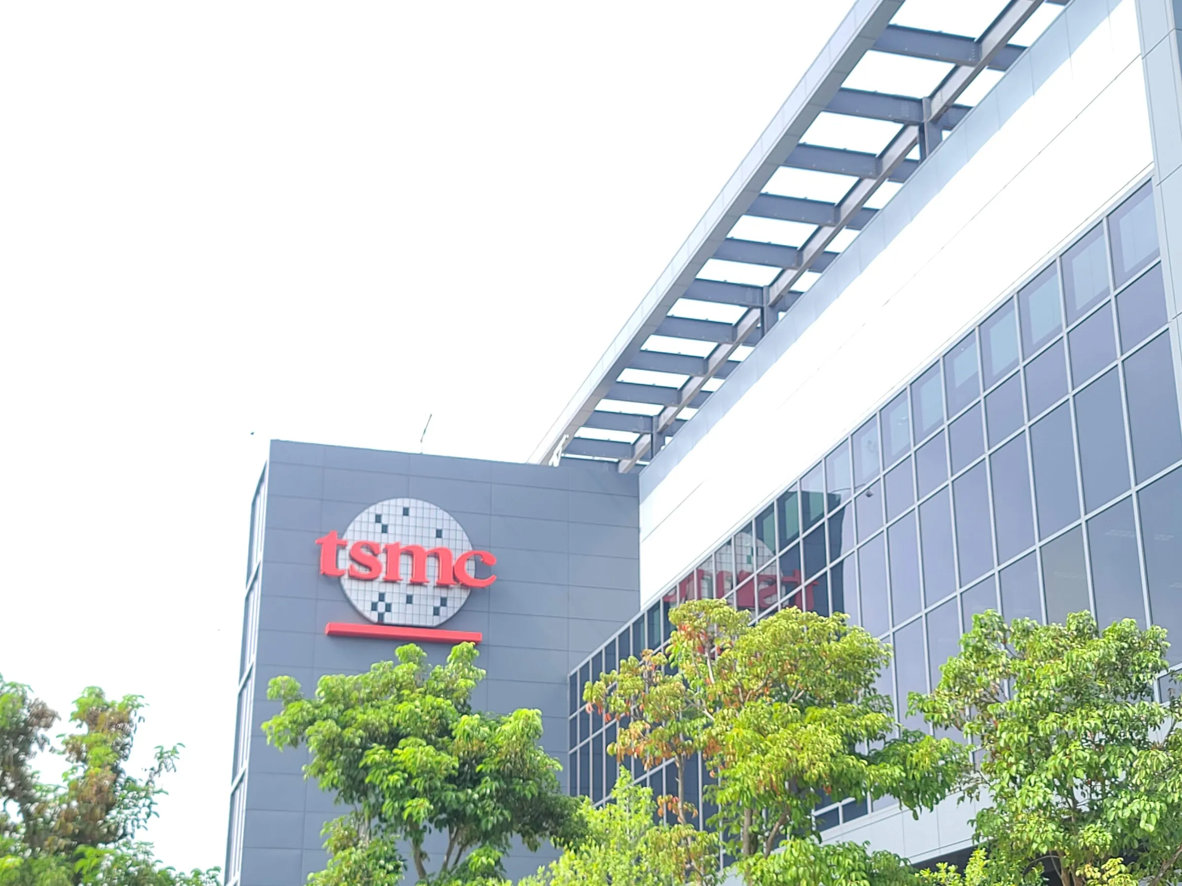 台中零廢製造中心是全球第一座整合型能資源循環場域,，也是台積電第一座循環經濟示範中心。所純化而成的電子級與工業級化學品，可重回半導體製程與其他產業使用，開創嶄新的循環經濟模式。魏鑫陽攝
