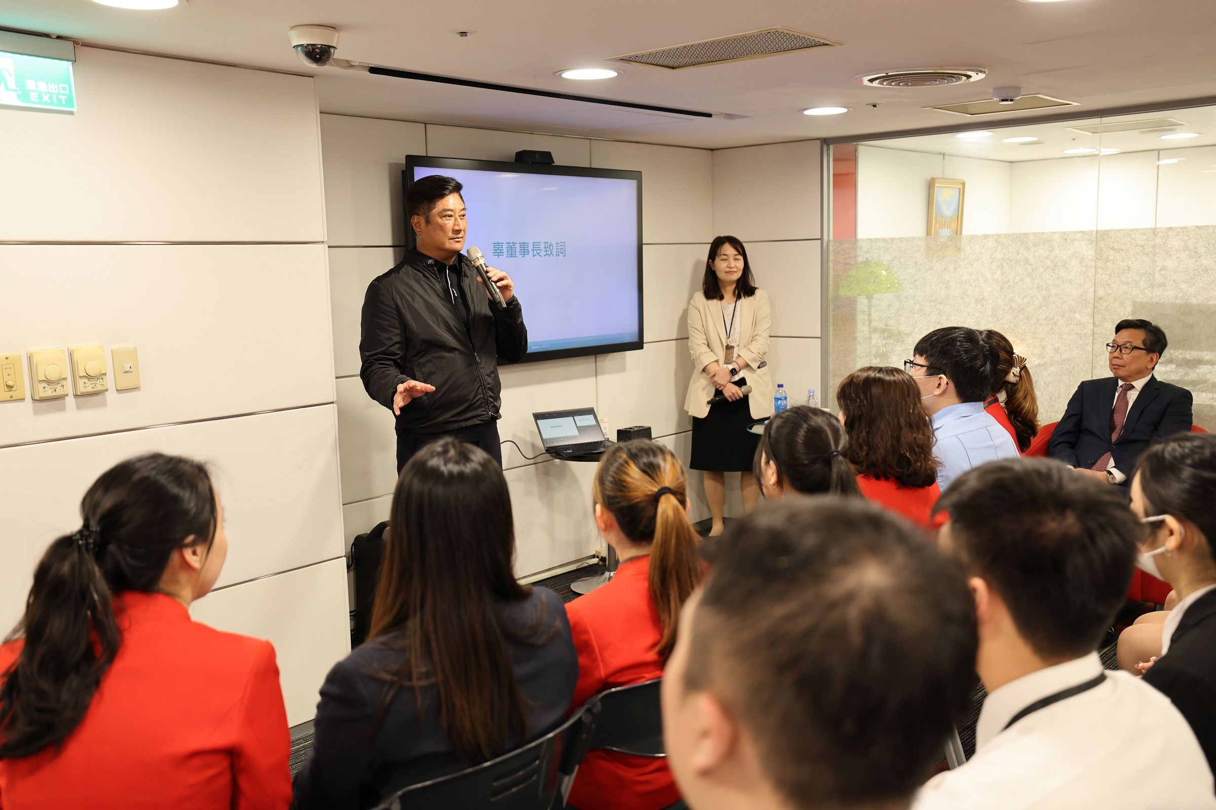 20260428－「人才」是中信金控最重要的資產，中國信託慈善基金會董事長辜仲諒表達欽佩及感謝勇敢的同仁，成功化解搶案危機，是最高水準的表現。（中信金控提供）