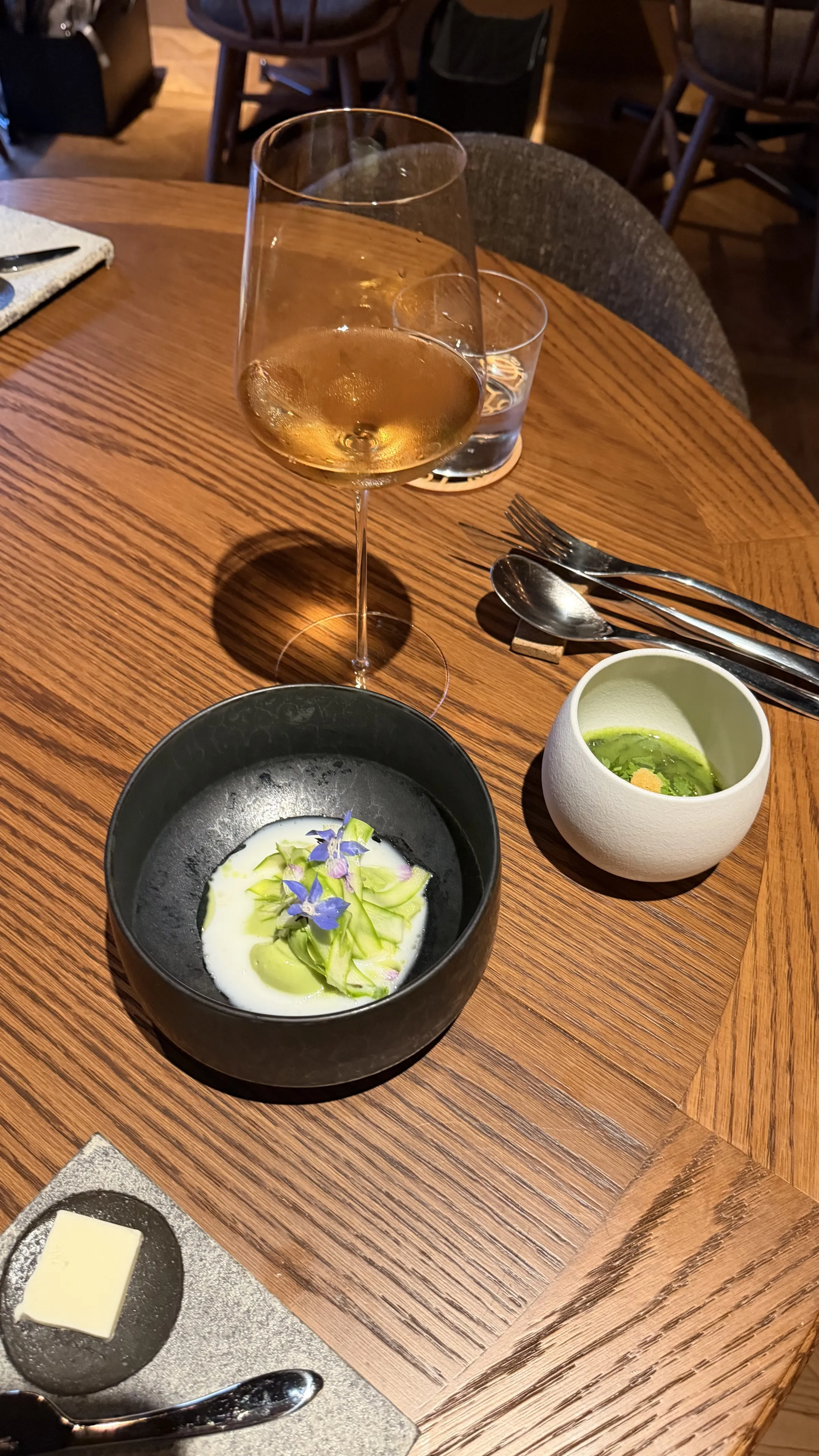 渋谷のフレンチ「Bistro Un Trois」は、系列店の要素を取り入れたアミューズから金目鯛のミルフィーユ、3種の肉の食べ比べまで、視覚と味覚で楽しむ独創的なコース料理を提供する。ゆい/＠yui.injp