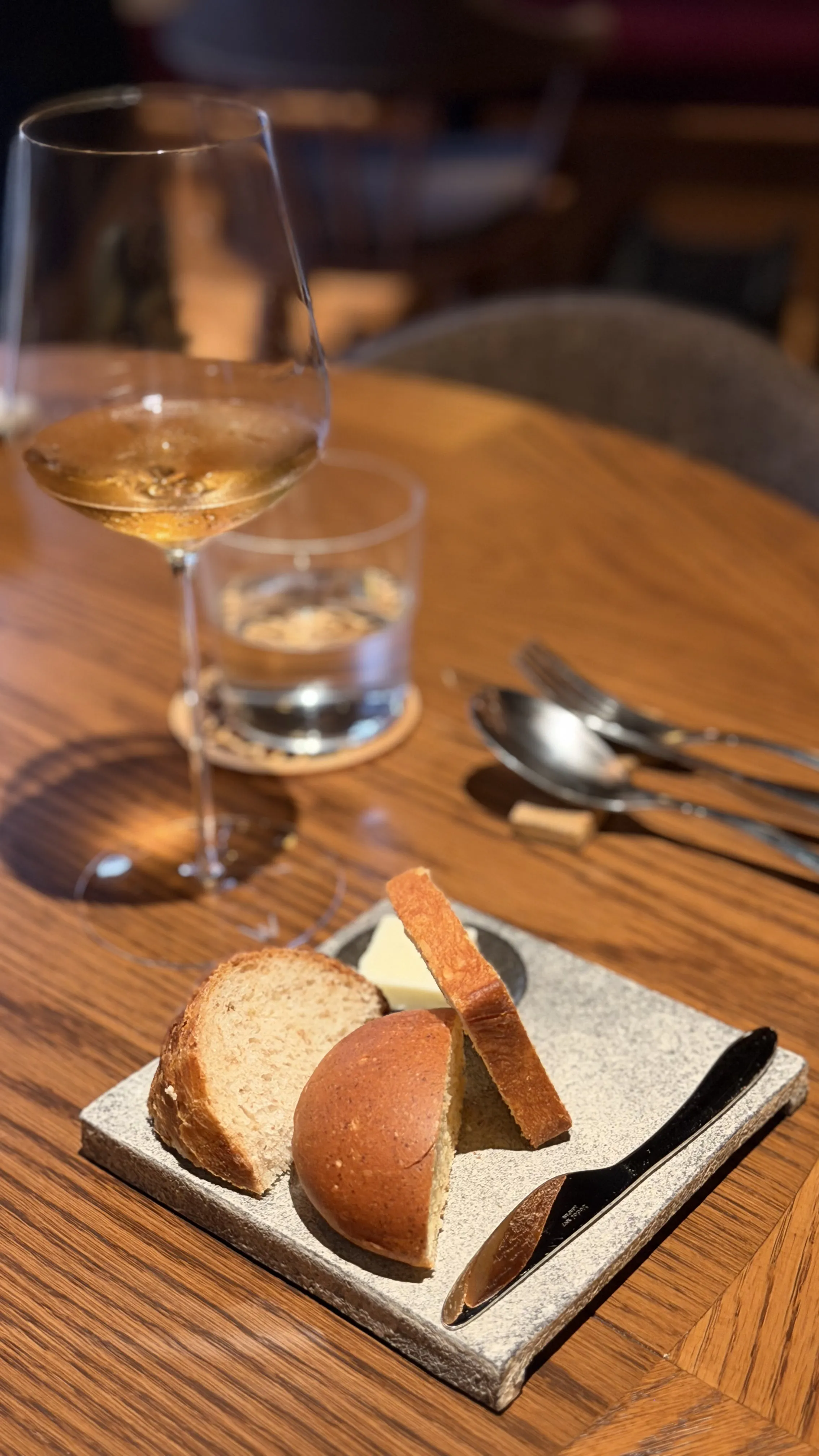 渋谷のフレンチ「Bistro Un Trois」は、系列店の要素を取り入れたアミューズから金目鯛のミルフィーユ、3種の肉の食べ比べまで、視覚と味覚で楽しむ独創的なコース料理を提供する。ゆい/＠yui.injp