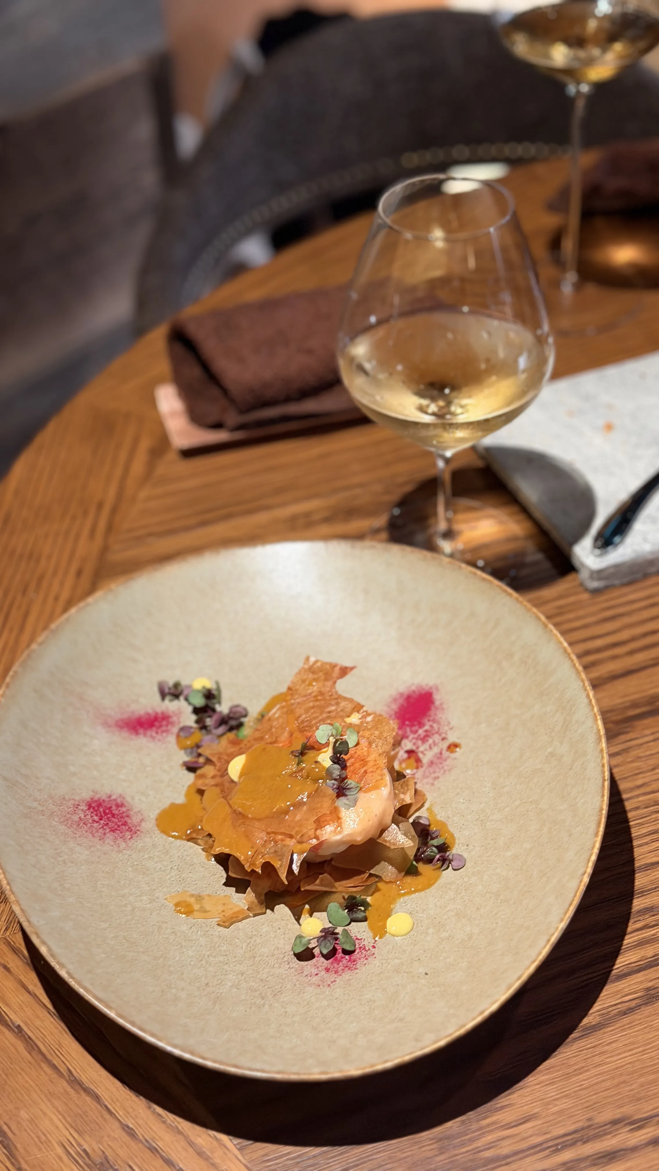 渋谷のフレンチ「Bistro Un Trois」は、系列店の要素を取り入れたアミューズから金目鯛のミルフィーユ、3種の肉の食べ比べまで、視覚と味覚で楽しむ独創的なコース料理を提供する。ゆい/＠yui.injp