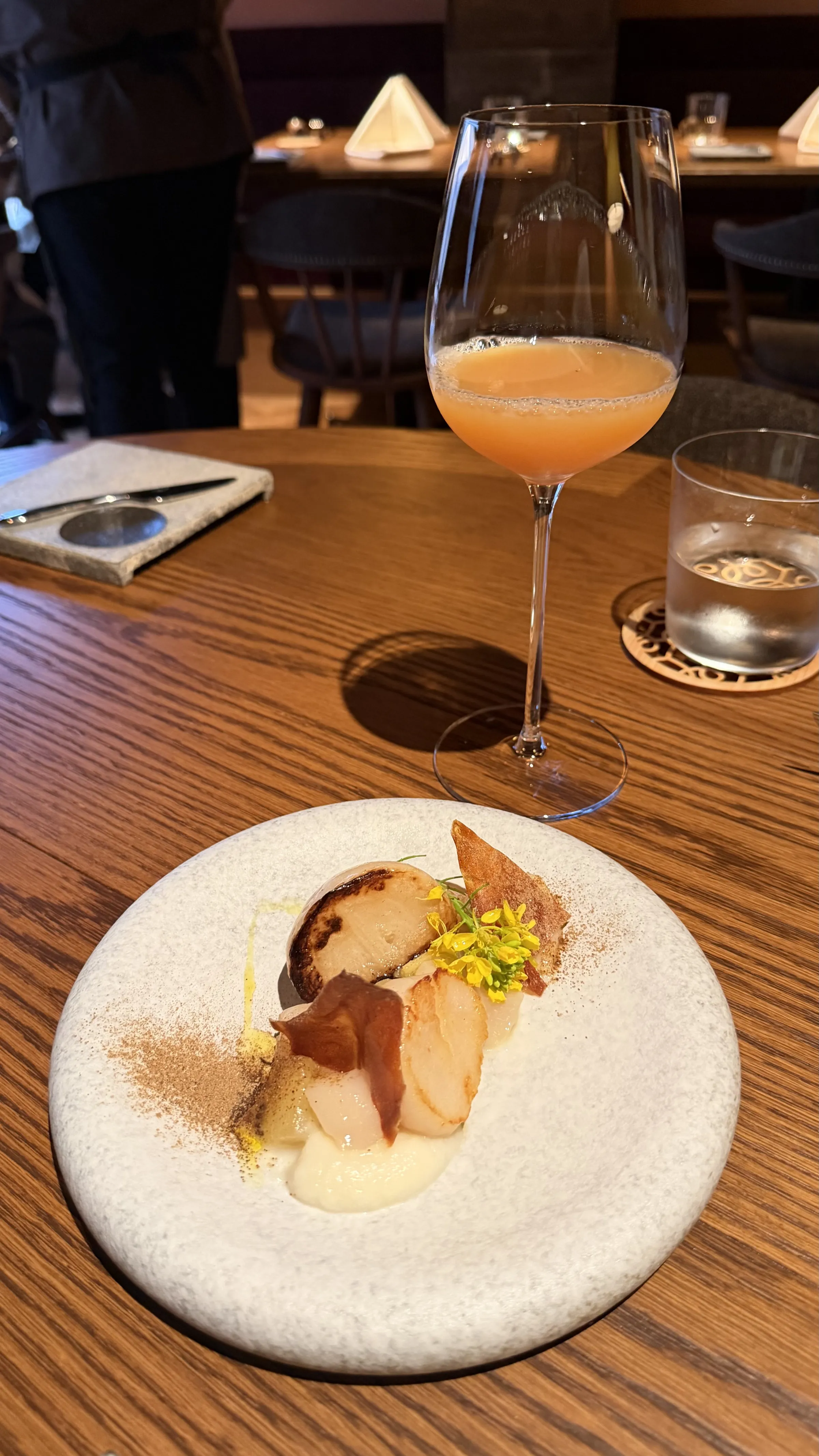 渋谷のフレンチ「Bistro Un Trois」は、系列店の要素を取り入れたアミューズから金目鯛のミルフィーユ、3種の肉の食べ比べまで、視覚と味覚で楽しむ独創的なコース料理を提供する。ゆい/＠yui.injp