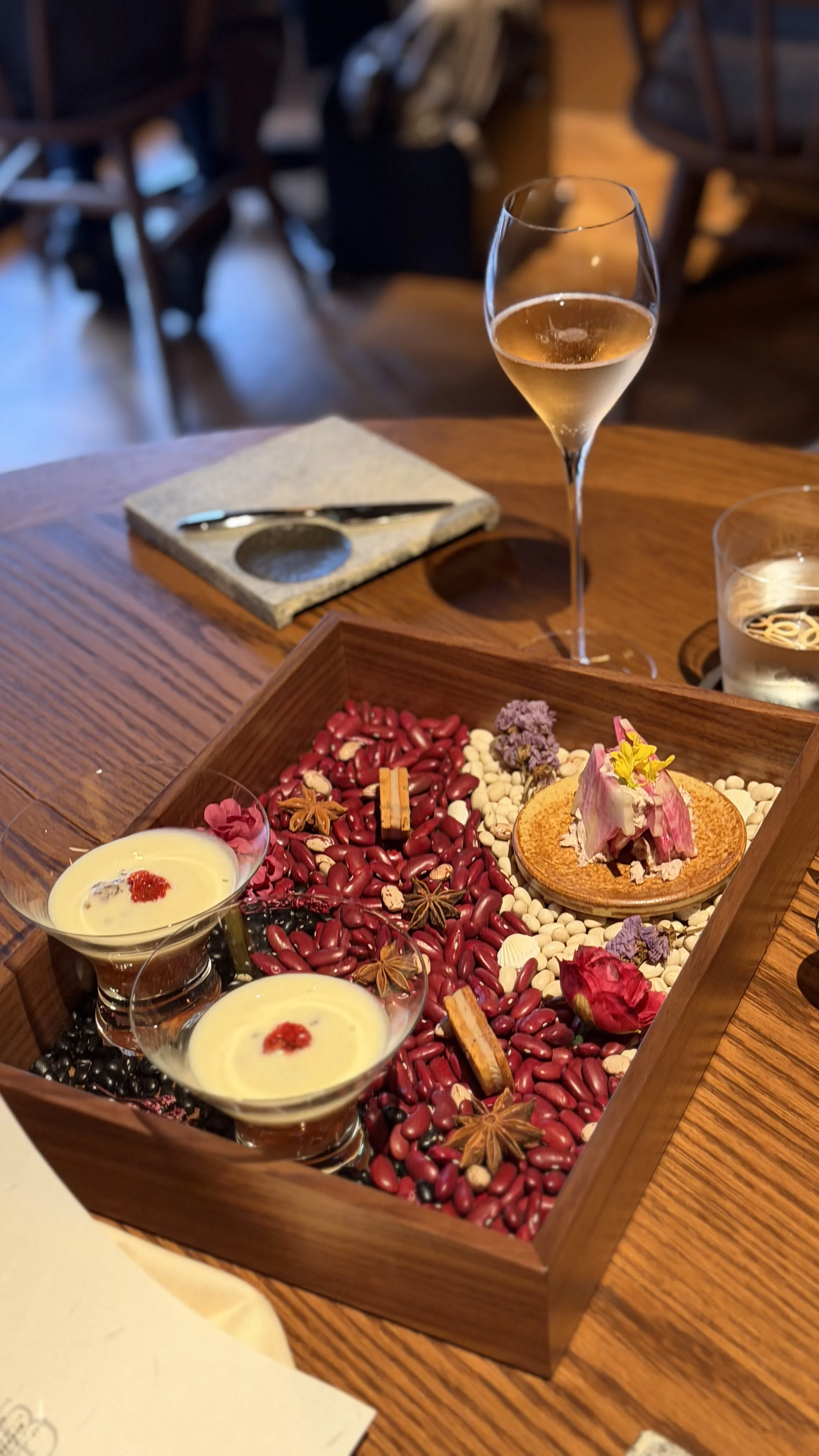 渋谷のフレンチ「Bistro Un Trois」は、系列店の要素を取り入れたアミューズから金目鯛のミルフィーユ、3種の肉の食べ比べまで、視覚と味覚で楽しむ独創的なコース料理を提供する。ゆい/＠yui.injp