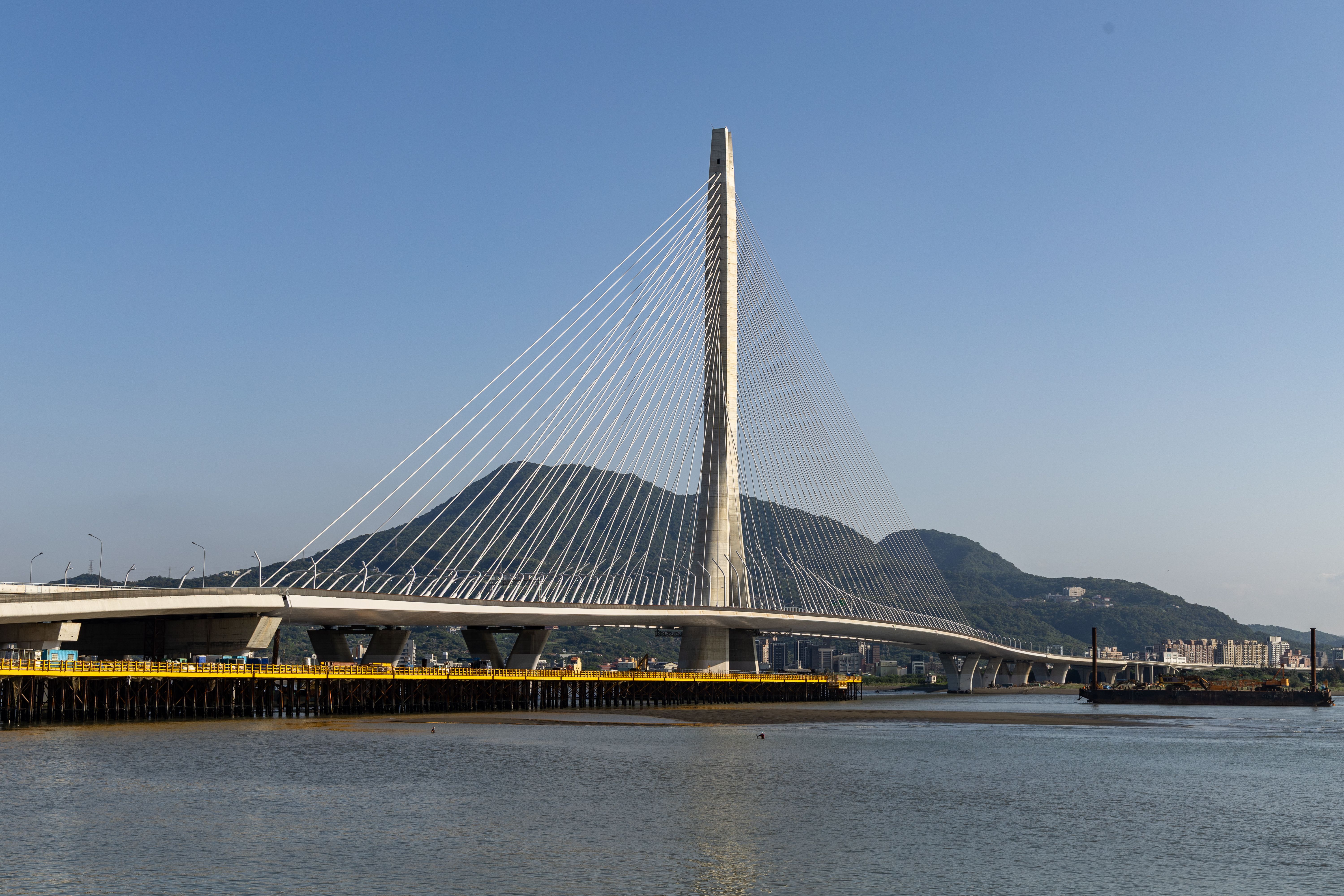 淡江大橋的不對稱單塔斜張橋為國際的知名地標。民眾可於5月3日登橋野餐，欣賞主塔與觀音山交映的壯闊景觀。圖/新北市政府觀光旅遊局提供