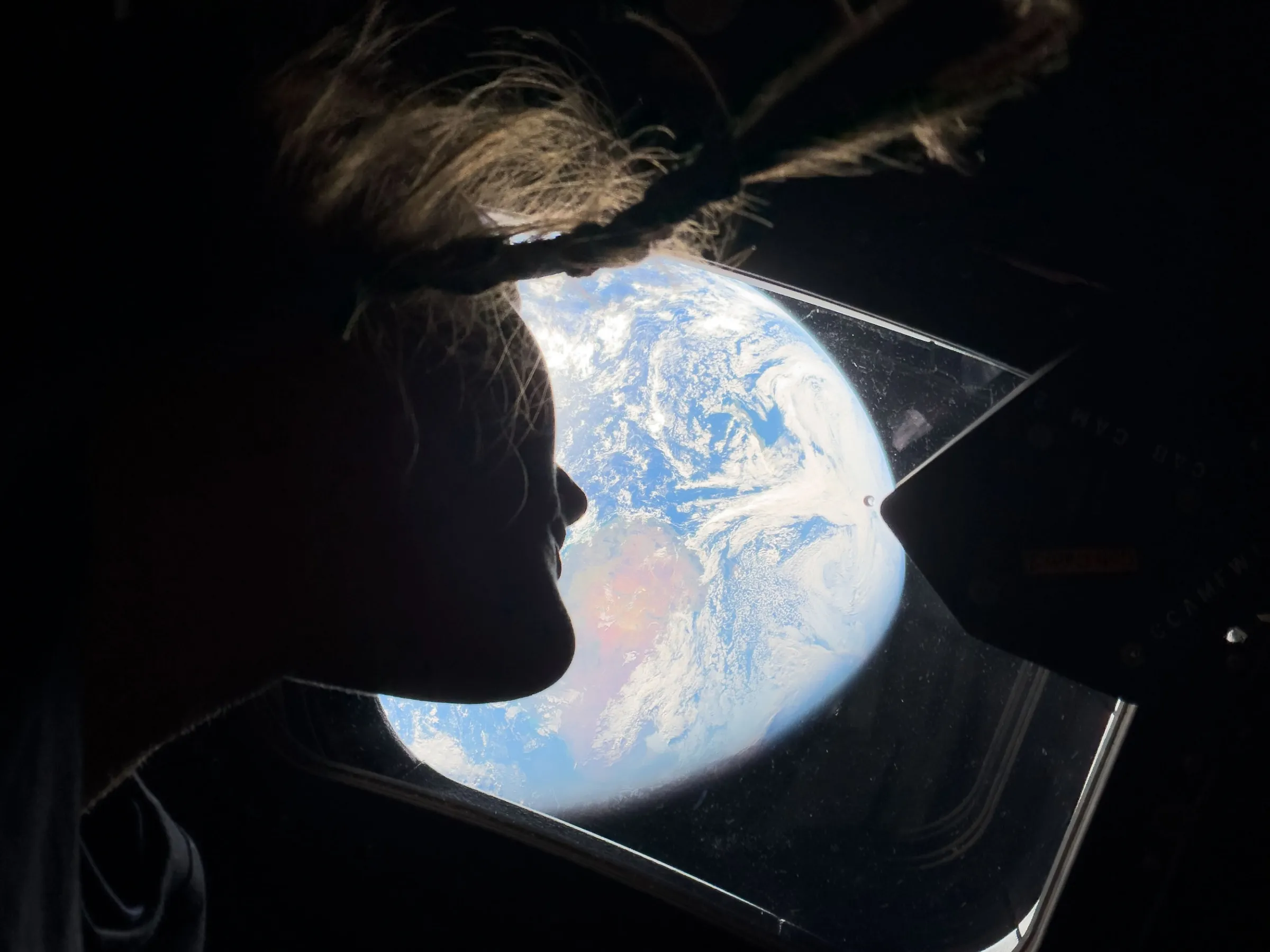 2026年4月2日，阿提米絲二號太空人克里斯蒂娜·科赫從獵戶座飛船的主艙舷窗向外眺望地球。（美聯社）