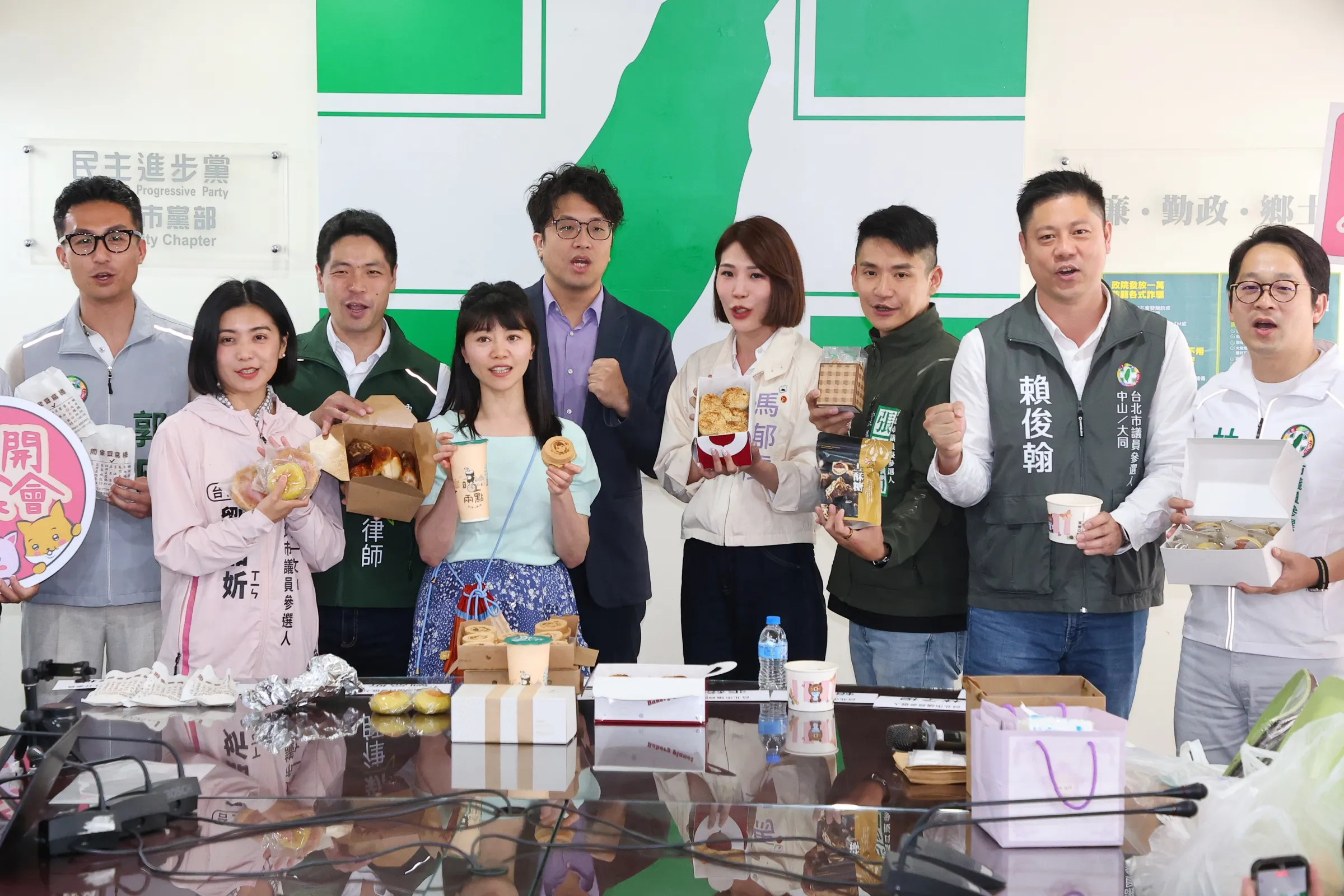 20260429-民進黨立委沈伯洋（左五）與民進黨台北市議員參選人高嘉瑜（左四）、馬郁雯（右四）等人29日舉辦「台北零食交流會」。（顏麟宇攝）