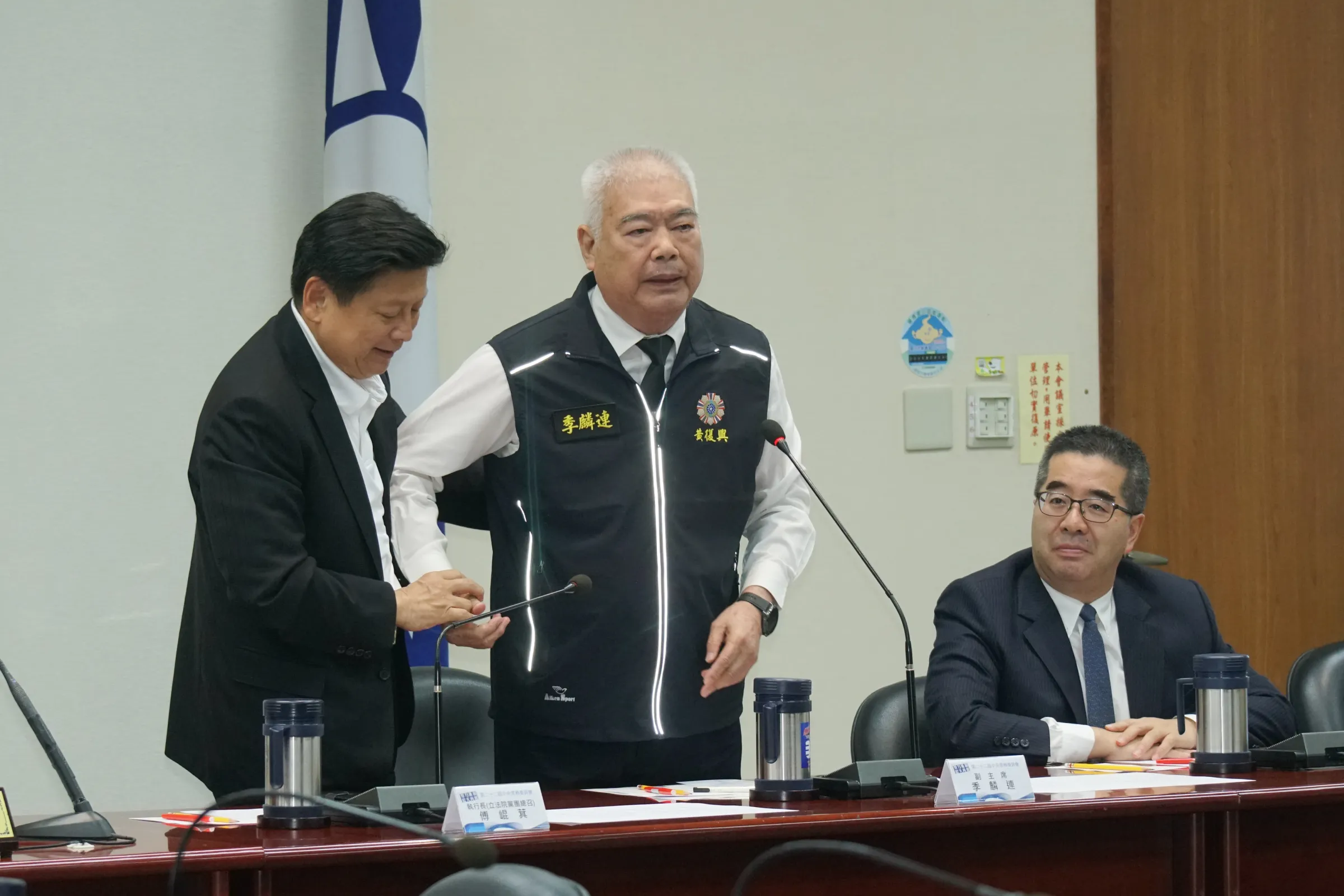 20260429-國民黨29日舉行中常會，圖為副主席季麟連（中）發言，左為國民黨立院總召傅崐萁阻止副主席季麟連發言，右為副主席蕭旭岑。(蔡親傑攝)