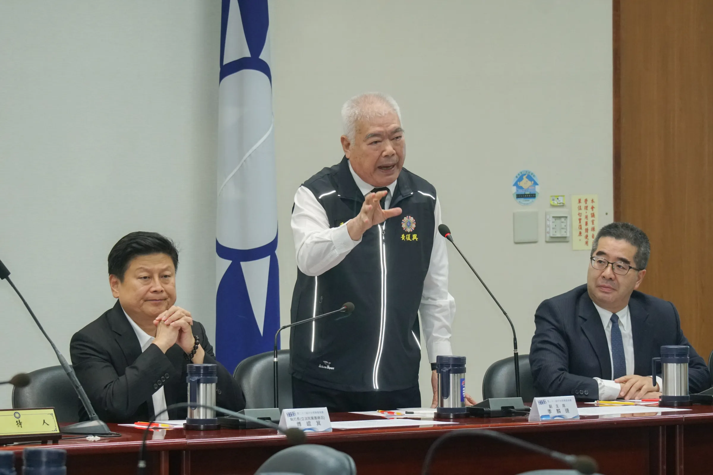 国民党は29日に中常会を開催。発言する季麟連副主席（中央）。左は傅崐萁・立法院党団総召、右は蕭旭岑副主席。（蔡親傑撮影）