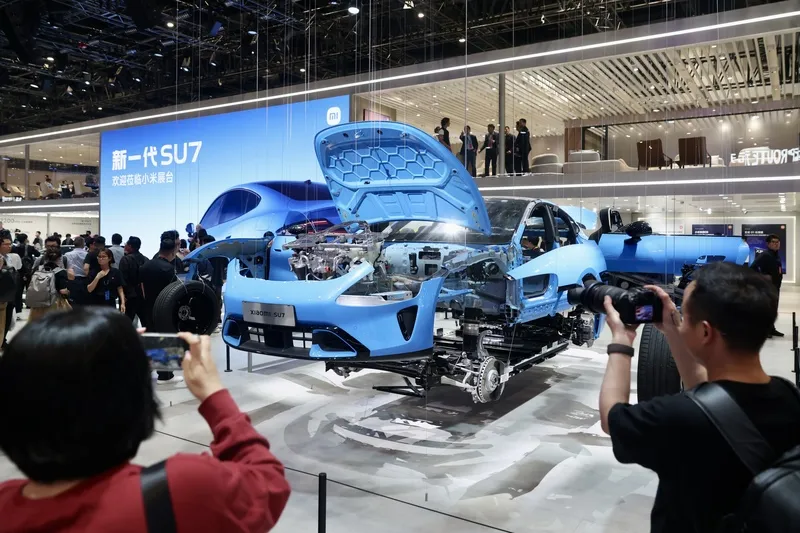 北京國際車展登場小米展示拆解新車 2026北京國際汽車展覽會4月24日開幕，展出面積達38萬平方公尺，規模躍居全球車展首位。圖為小米展出新一代SU7電動車全拆解版。（中新社提供）中央社115年4月29日
