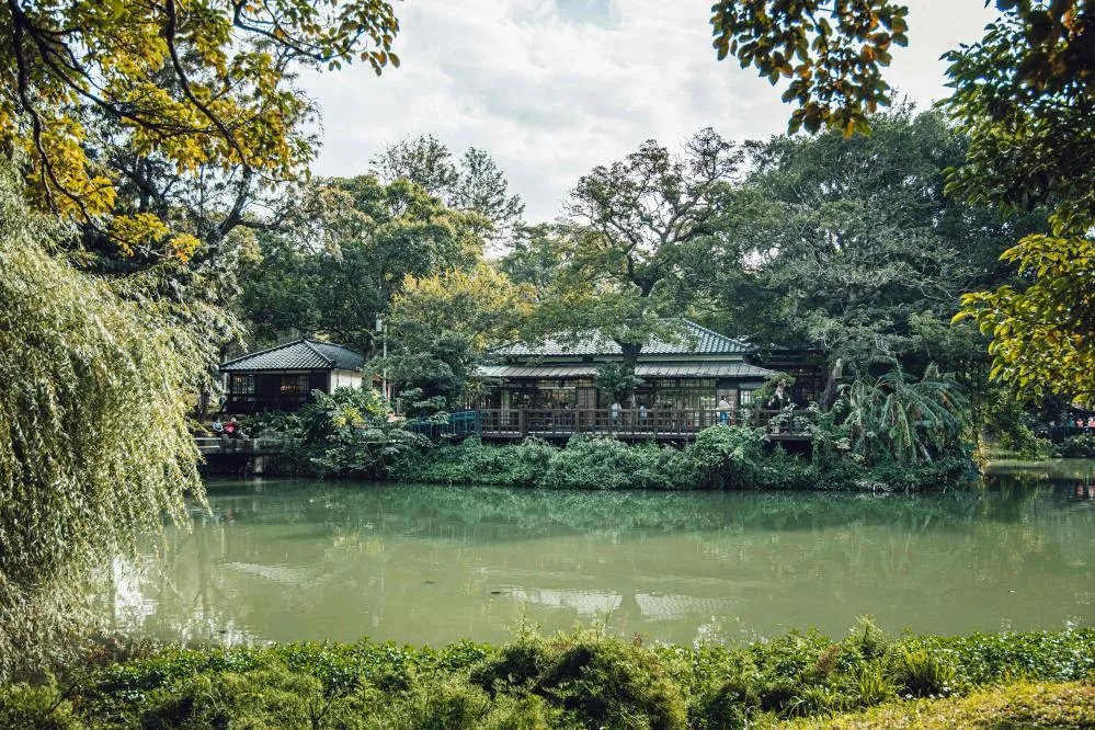 新竹公園是新竹市中心最大的城市綠地，該地擁有超過百年的歷史，融合自然景觀、歷史建築與多樣化的休閒設施，是許多在地市民的熱門賞櫻勝地。（圖／取自新竹市觀光旅遊網）