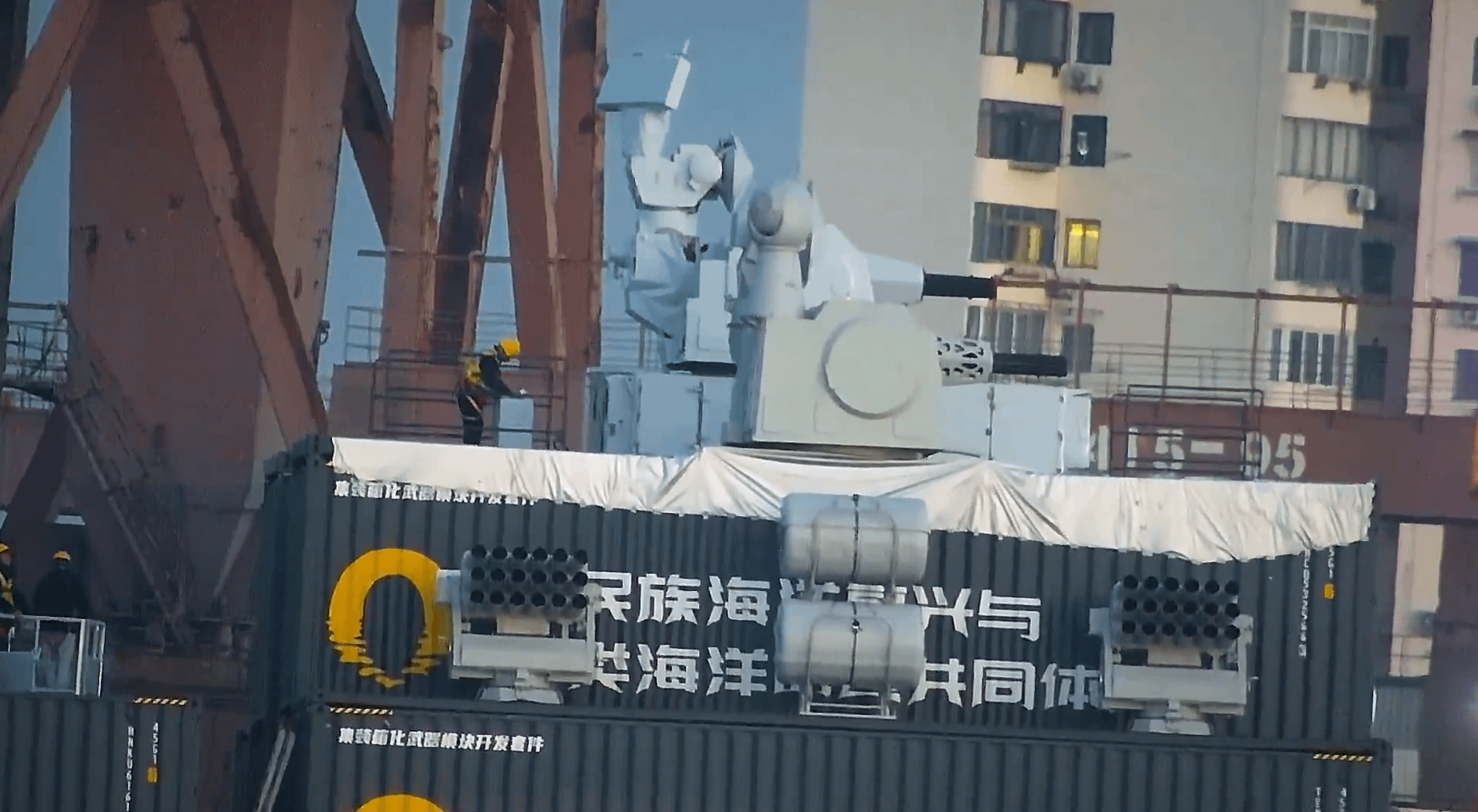 「中達79號」的中型民用貨船樣貌，傳聞可藏匿數十枚飛彈變身海上武力。（翻攝自X粉專影片）