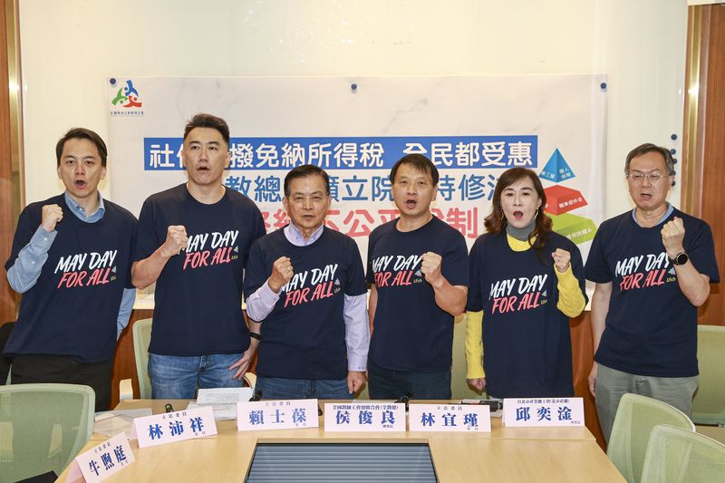 全教總呼籲立院修法　主張社保提撥免稅 全國教師工會總聯合會30日在立法院舉行記者會，主張將第一層社會保險提撥費用排除於所得課稅之外，呼籲修正「所得稅法」，終結現行稅制不公平現象，國民黨立委牛煦庭（左起）、林沛祥、賴士葆、全教總理事長侯俊良、民進黨立委林宜瑾及台北市產業總工會理事長邱奕淦等人出席並表達支持。中央社記者鄭清元攝115年4月30日