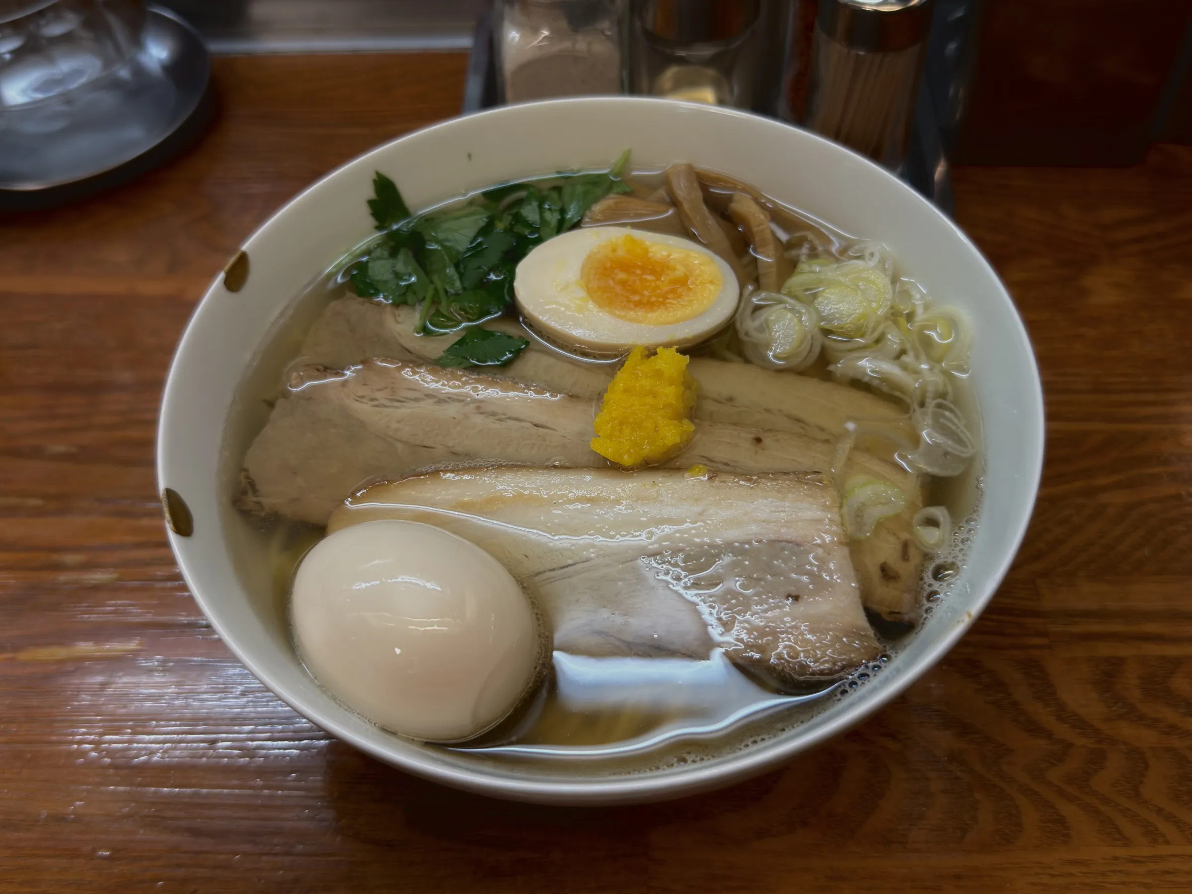 客観的な評価を貫くクリエイターのラーメン浪人Simonは、自費での取材を通して日本のラーメン文化の多様性を伝え、台湾における固定観念を打ち破り、ラーメンを世代を超えた国民食にすることを目指している。ラーメン浪人Simon