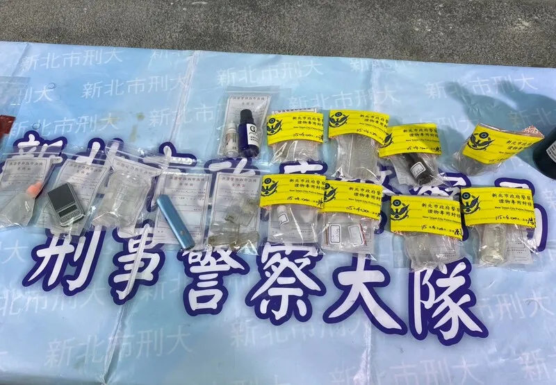 新北警破喪屍煙彈民宅分裝場（1） 新北市政府警察局刑事警察大隊30日表示，在板橋區民宅查獲新興毒品依托咪酯（俗稱喪屍煙彈）分裝場，逮捕邱姓主嫌到案，並搜出依托咪酯油、電子磅秤等分裝設備。（新北市刑大提供）中央社記者黃旭昇傳真115年4月30日