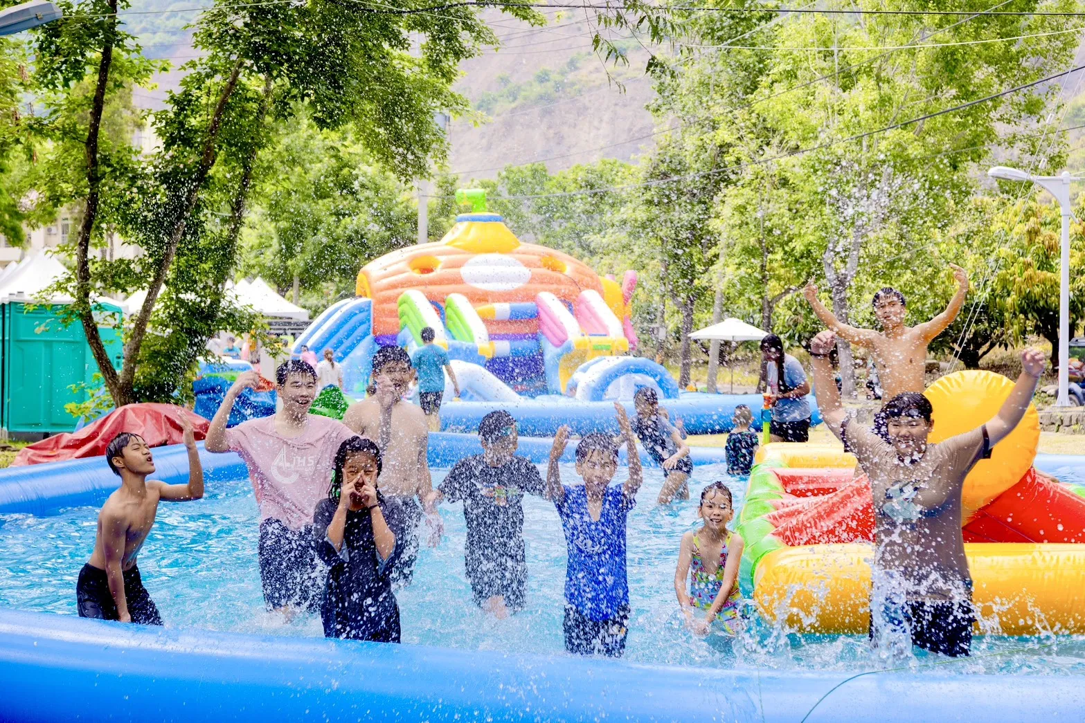 六龜「山城水樂園」將於5月2日至24日假日下午登場，打造山林玩水樂園。（圖/高市觀光局提供）