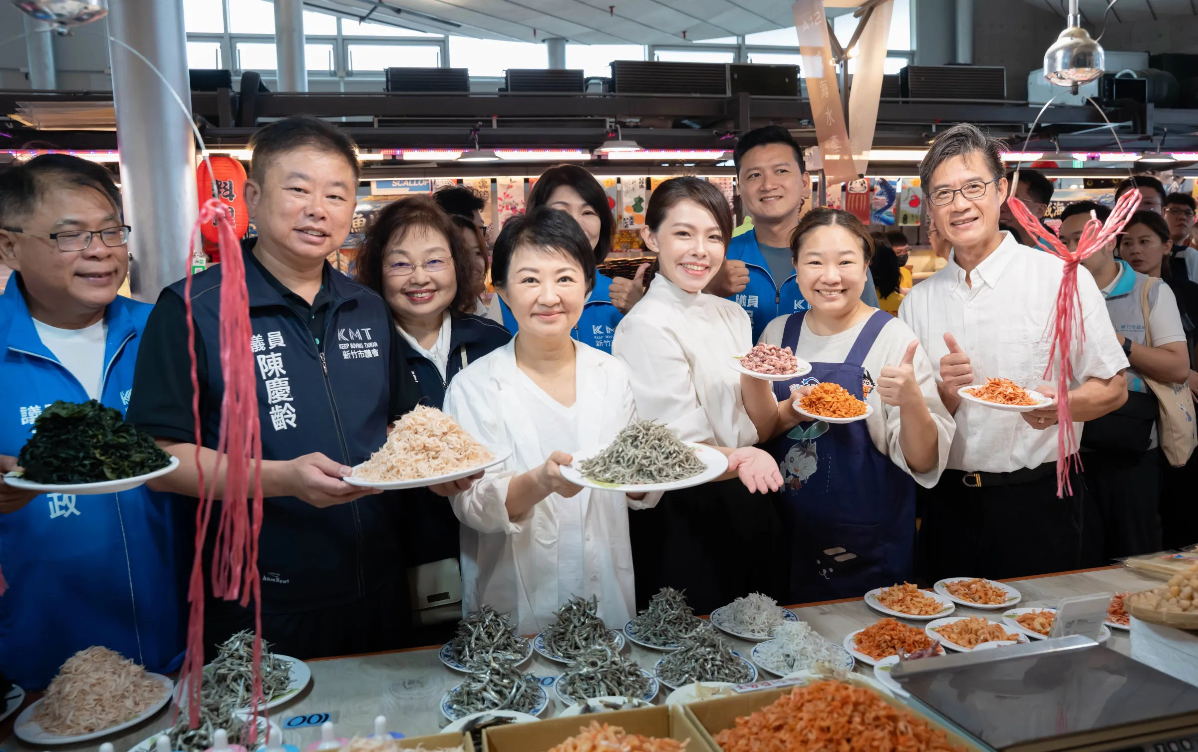 盧秀燕市長此次參訪竹風漁市，對於現場的規劃及多元海鮮與熟食攤位印象深刻，直言相當吸引人。（圖／新竹市政府提供）