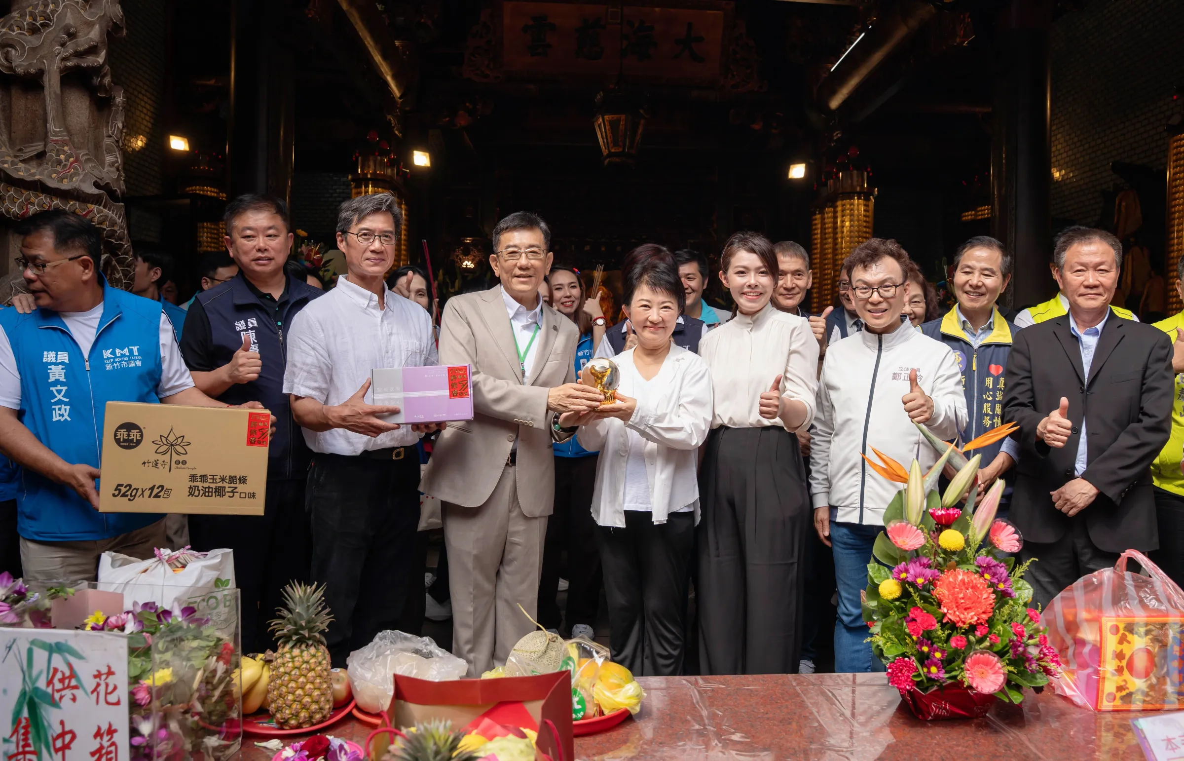 新竹市議會議長暨竹蓮寺主委許修睿（左四）致贈禮品予盧秀燕市長。（圖／新竹市政府提供）