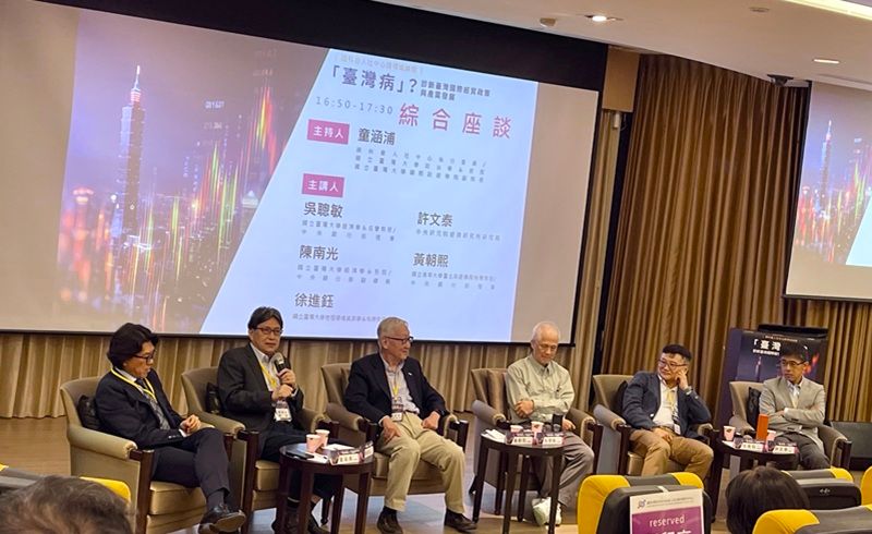 台大經濟系教授陳南光（左二） 探討台灣央行獨立性偏低現象。（謝錦芳攝）