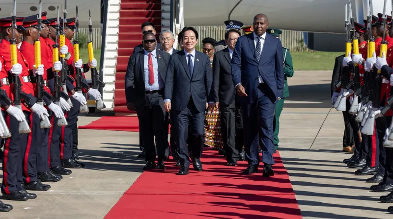 賴總統抵史瓦帝尼國是訪問　總理戴羅素親迎 總統賴清德（前左）2日抵達非洲友邦史瓦帝尼展開國是訪問，史國總理戴羅素（Russell Dlamini）（前右）等人在機梯前親迎，並陪同賴總統行經儀隊。（總統府提供）中央社115年5月2日
