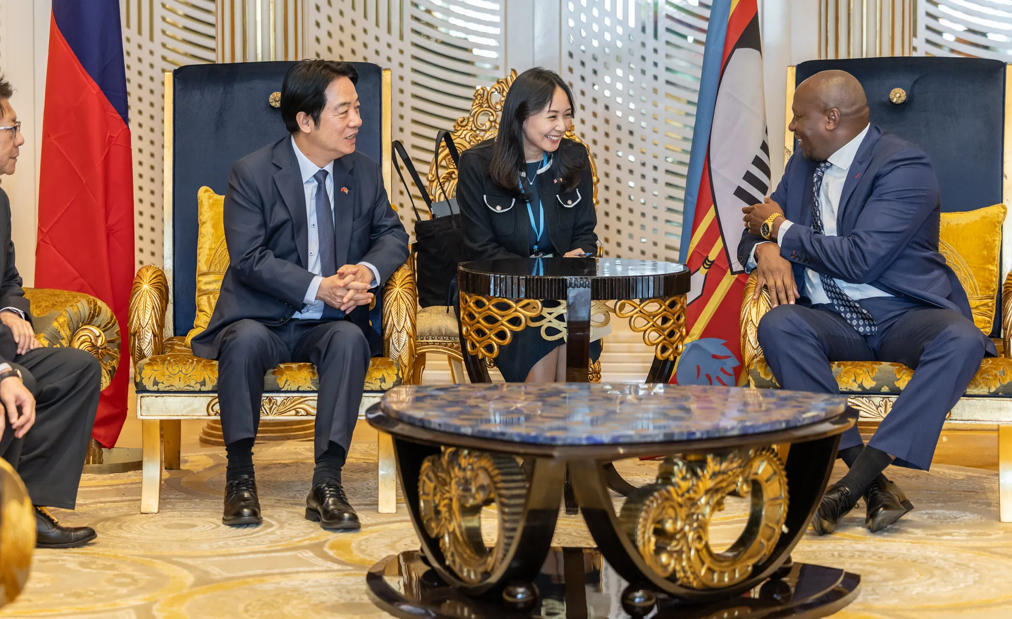 20260502-總統賴清德（左）2日驚奇現身非洲友邦史瓦帝尼，並於機場貴賓室與史國總理戴羅素（右）雙邊會談。（總統府提供）