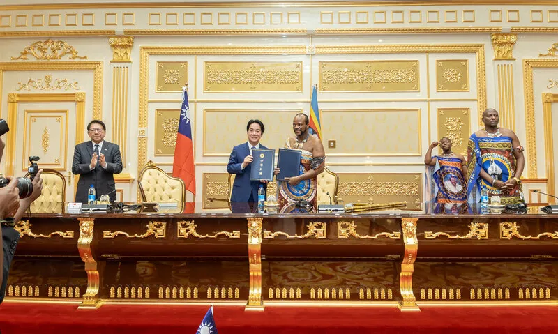 賴總統與史瓦帝尼國王簽署兩國聯合公報（1） 總統賴清德（左2）出訪史瓦帝尼，見證「中華民國（台灣）政府與史瓦帝尼王國政府關務互助協定」簽署儀式及簽署聯合公報。賴總統說，任何國家都沒有權利、也不應阻擋台灣為世界做出貢獻。（總統府提供）中央社記者葉素萍傳真 115年5月3日