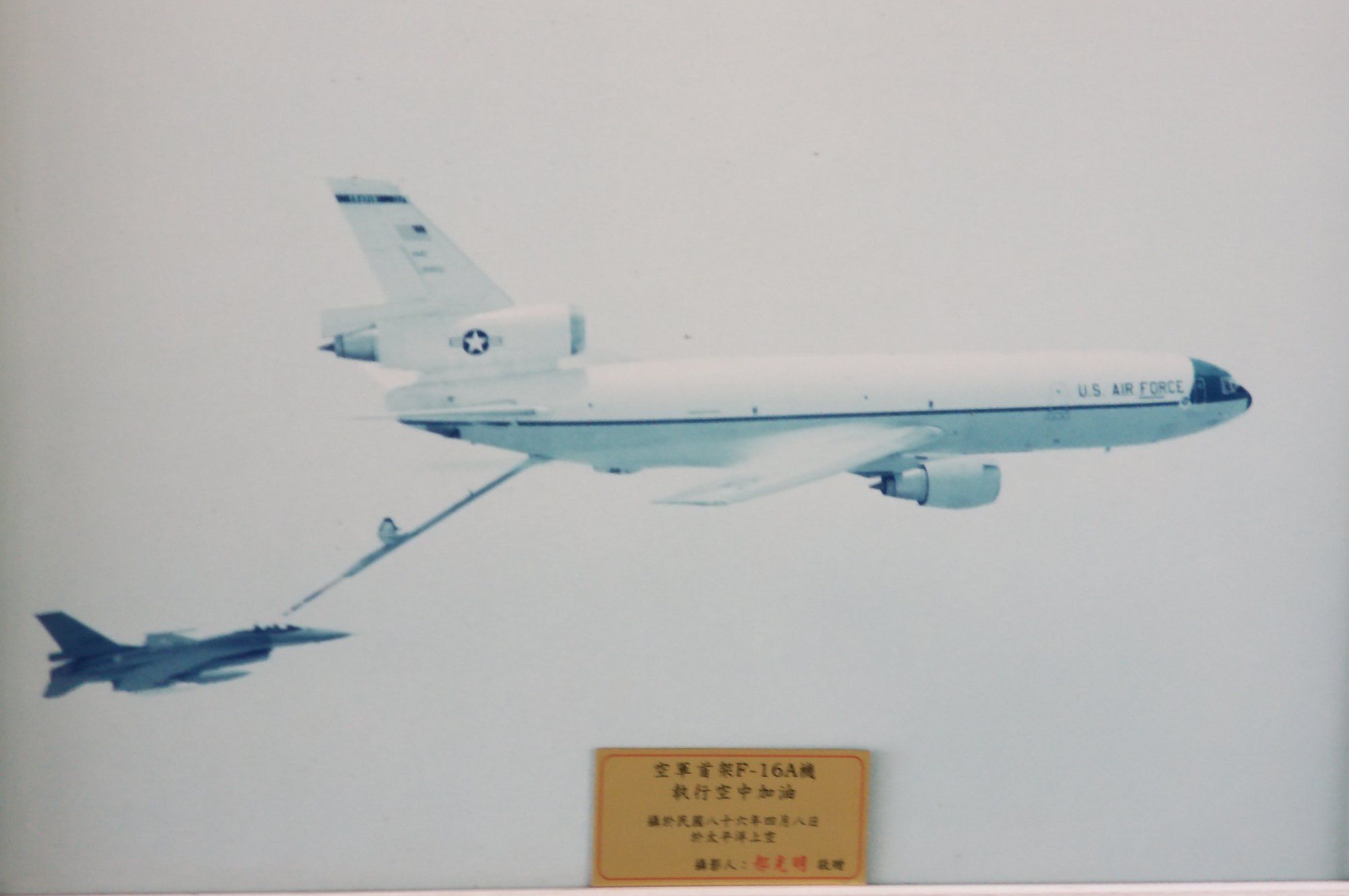 2026年4月、台湾が調達した最初のF-16戦闘機2機が米国から台湾へ回航された際、複座機に搭乗していた郝光明中佐が単座機の空中給油を受ける歴史的瞬間を撮影した。（AITフェイスブック）