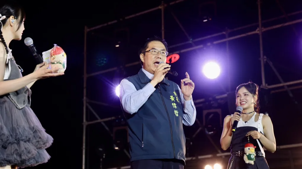 黃偉哲市長與現場觀眾互動，送出菜奇鴨玩偶。（圖/台南市府提供）