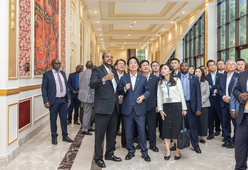 總統參觀國際會議中心（1） 總統賴清德（前排中）抵達非洲友邦史瓦帝尼展開國是訪問，他並參觀國際會議中心，包括多功能大禮堂、元首會議室及劇院等不同設施，與國王恩史瓦帝三世（前排左）共同見證台史攜手共榮成果。（總統府提供）中央社記者葉素萍傳真115年5月4日