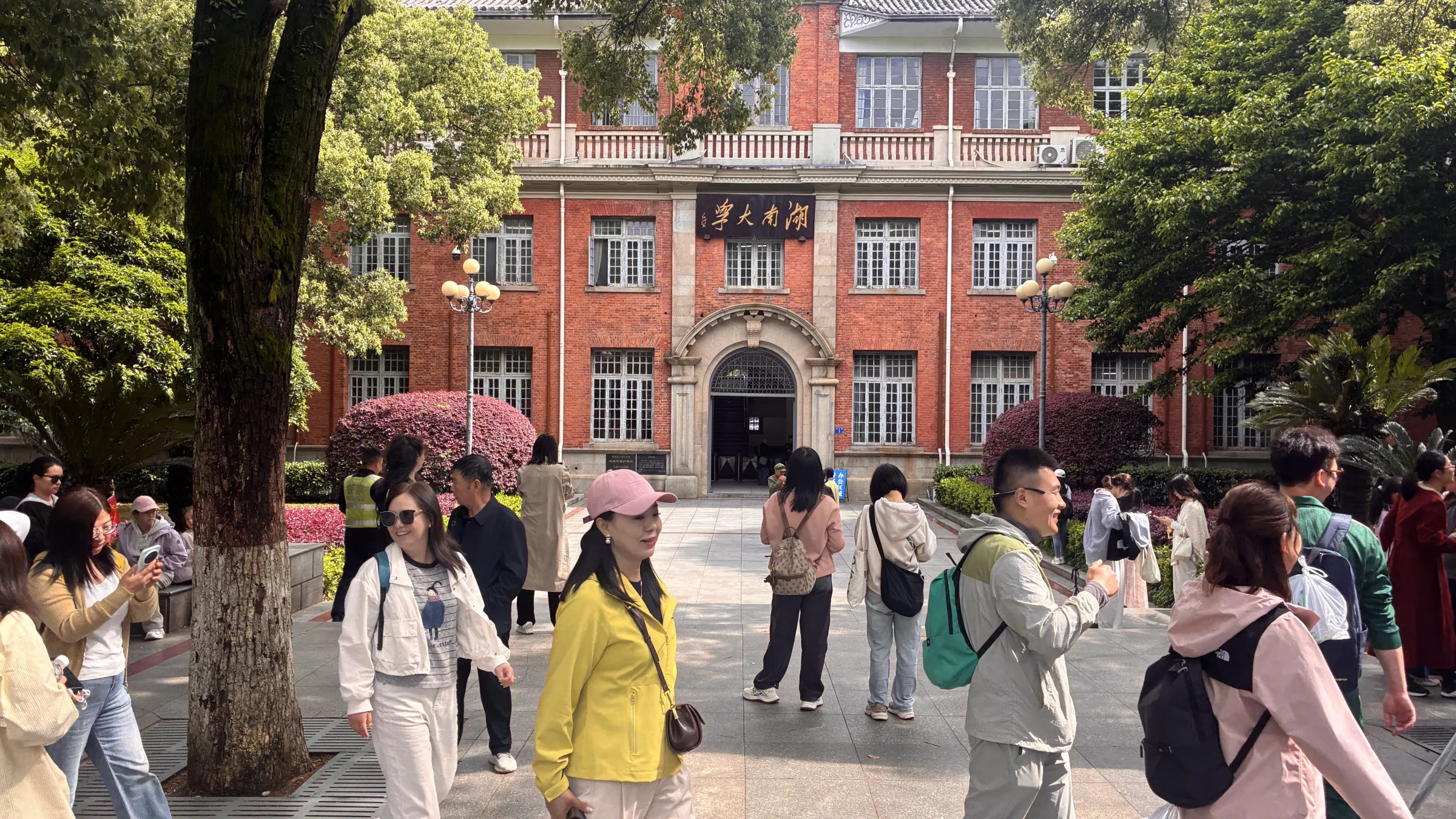 位於嶽麓山腳下的湖南大學校園，即便還沒到五一假期這裏早已是遊人如織（田暢攝）